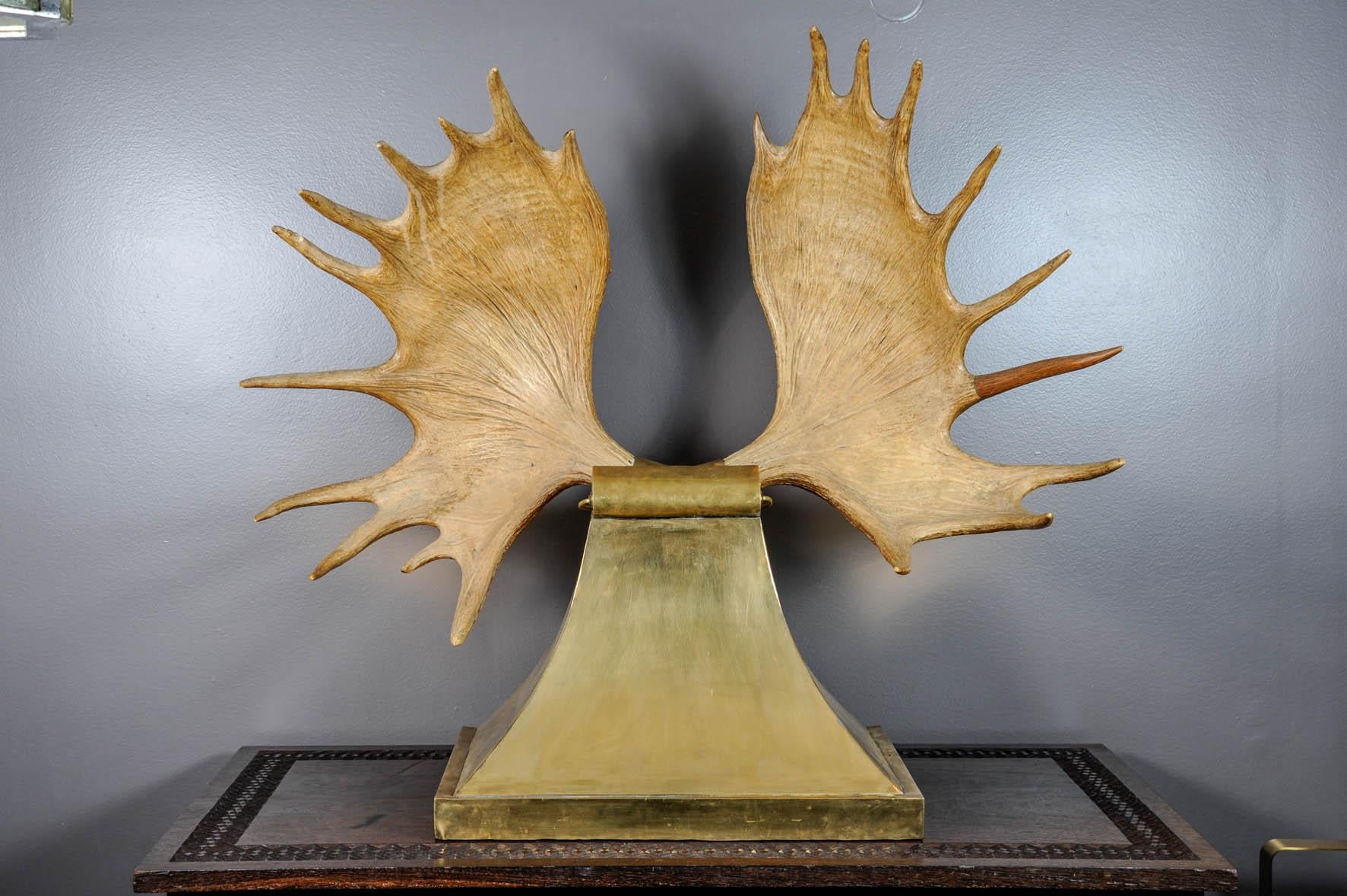 Large and spectacular lamp with a trophy of caribou.
Brass mount with light inside.
Typical work of Redmile, circa 1970.
 