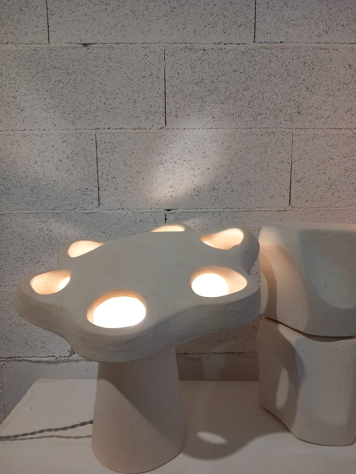 Français Grande lampe en céramique blanche  par Kseniya Kravtsova signé et numéroté HOKA 2023 en vente