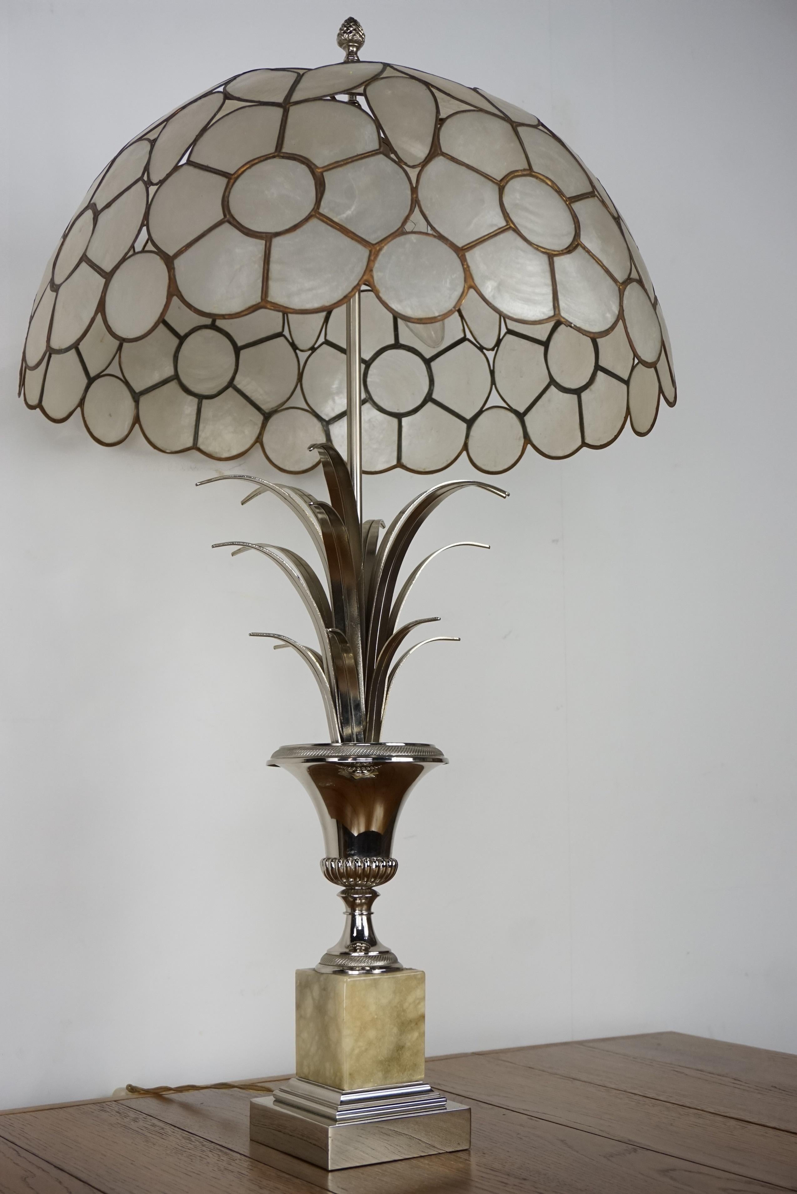 Large lamp in chromed metal and 1960s mother of pearl lampshade, of high quality recalling the work of the famous Maison Charles; it is composed of a chromed metal base decorated with onyx, beautifully foliaged and surmounted by a lampshade finesse