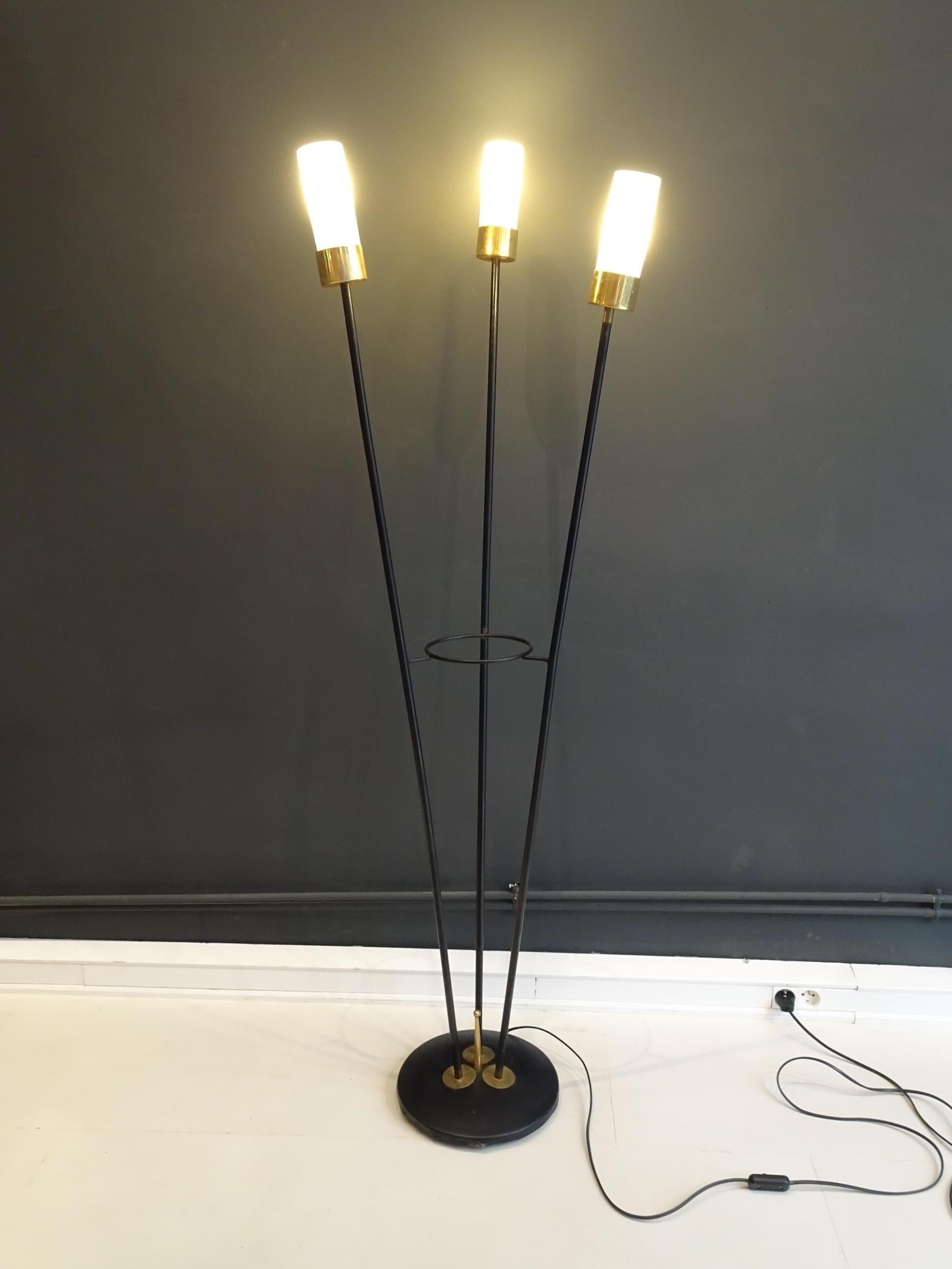 Large three-headed lamp in black lacquered metal, brass and white opaline. Italian work.
 
Dimensions: 153.5 cm maximum height, 5.5cm opaline diameter

Very good condition.