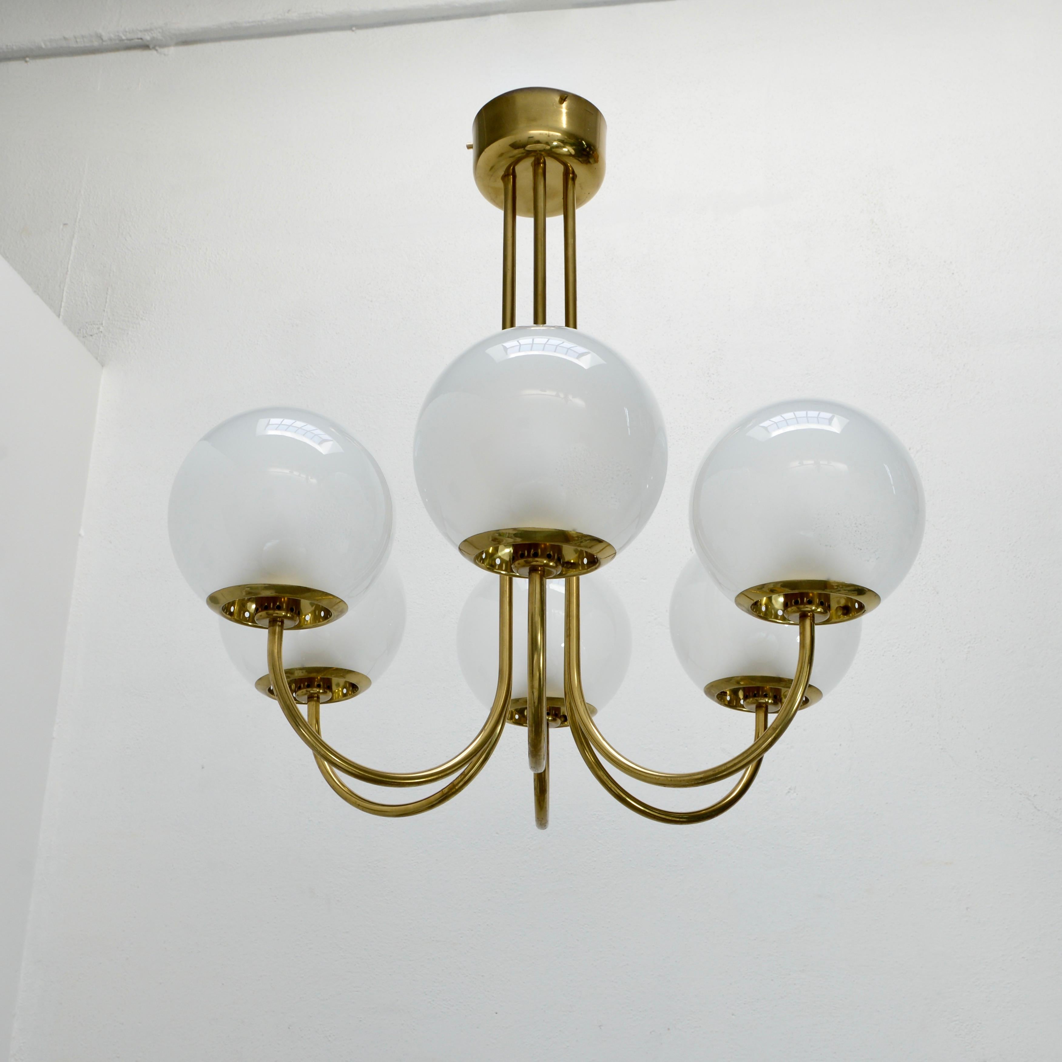 Stunning (6) globe midcentury 1960s Italian glass, and naturally aged brass chandelier by Lamperti. With 6-E26 medium based sockets (1) per shade. Wired for use in the US. Light bulbs included with order.
Measurements:
OAD/FH 36.5”
Diameter