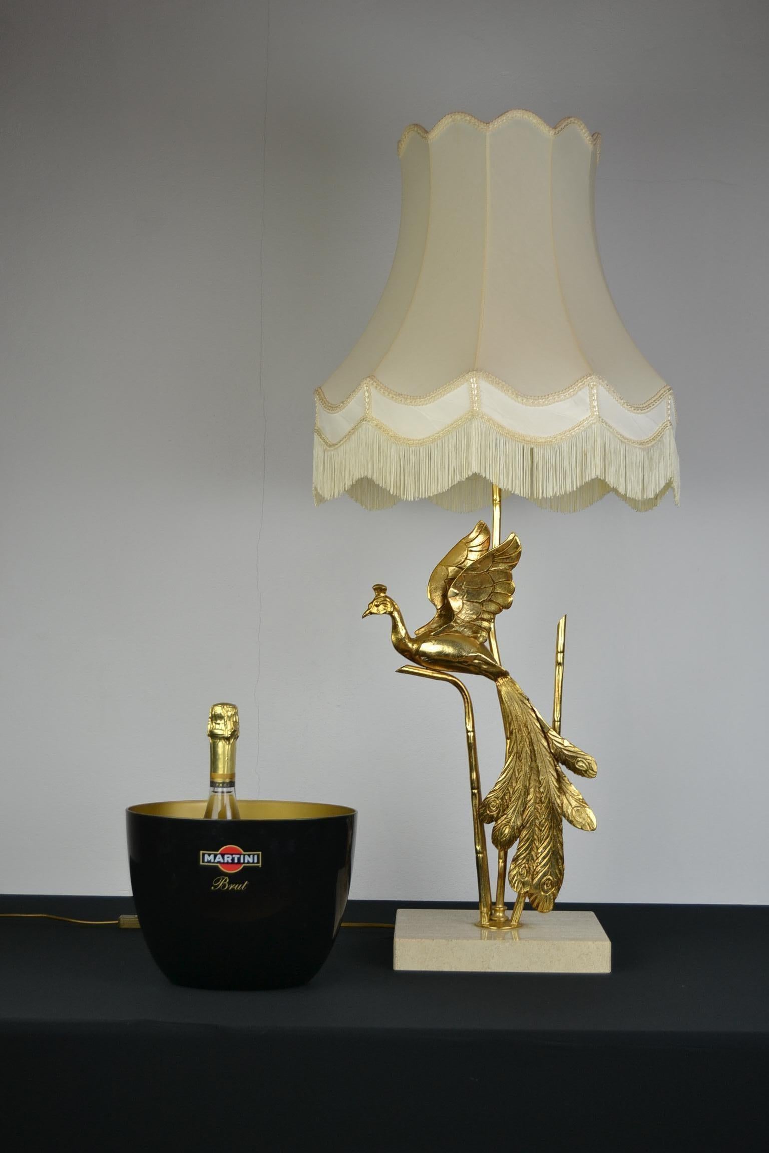 Große Pfau-Tischlampe von Lanciotto Galeotti für L'Originale Italien. 
Diese handgefertigte Hollywood Regency Tischlampe aus vergoldetem Messing mit einer Pfauenvogel-Skulptur ist durch ihre Größe beeindruckend! Diese Lampe ist ein handgefertigtes
