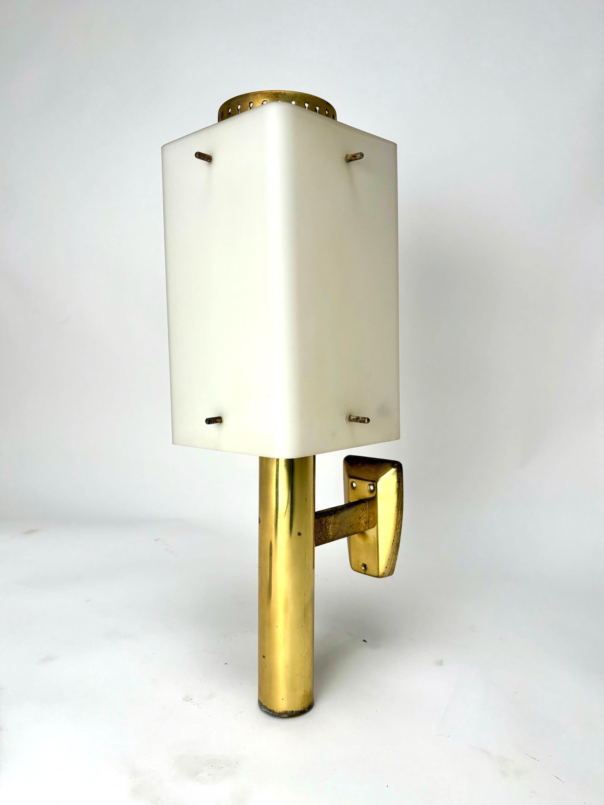 Gran farol de latón y cristal opalino de Stilnovo, Italia, años 50