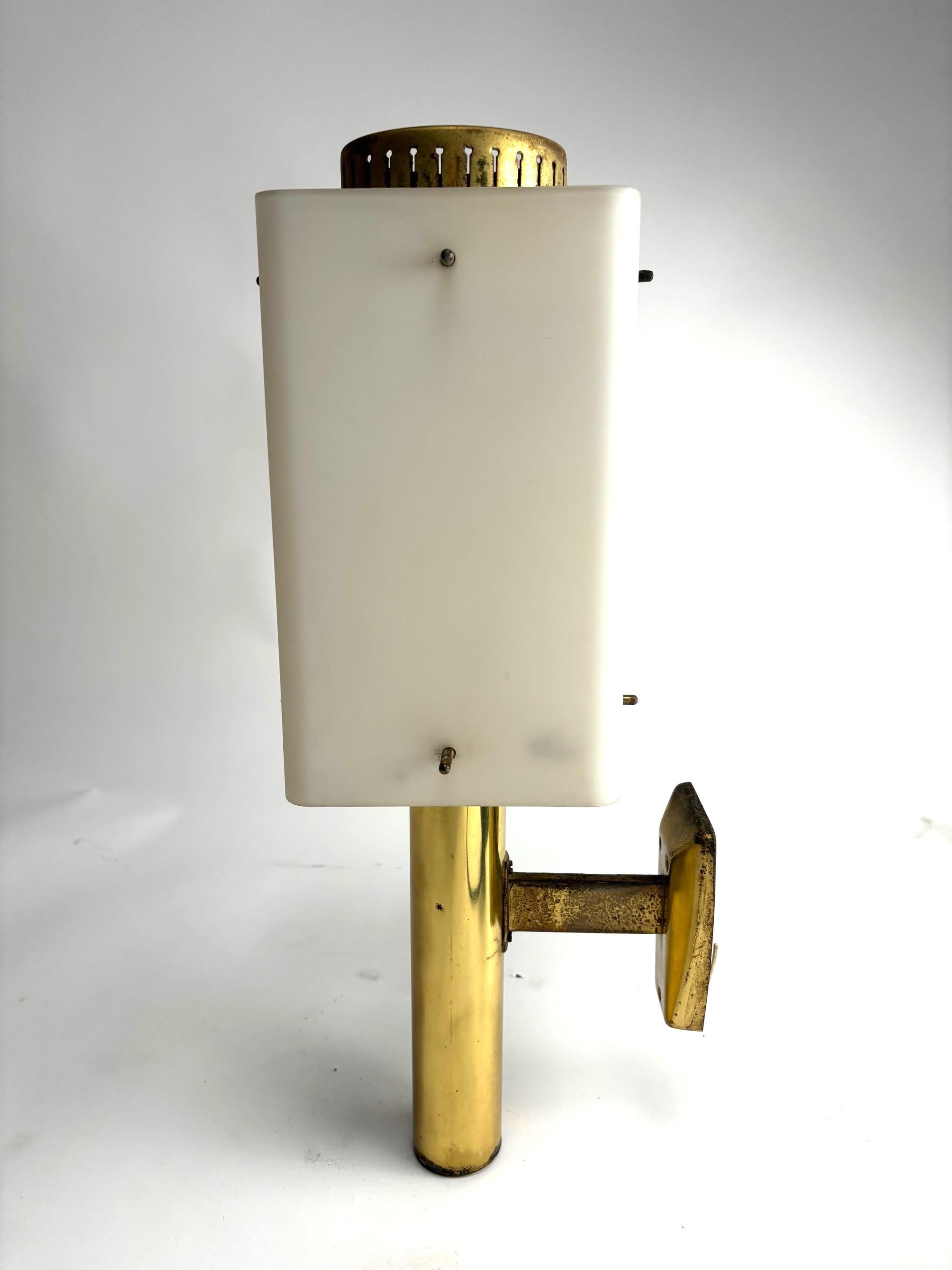 Gran farol de Stilnovo, latón y cristal opalino, Italia Años 50 Italiano en venta