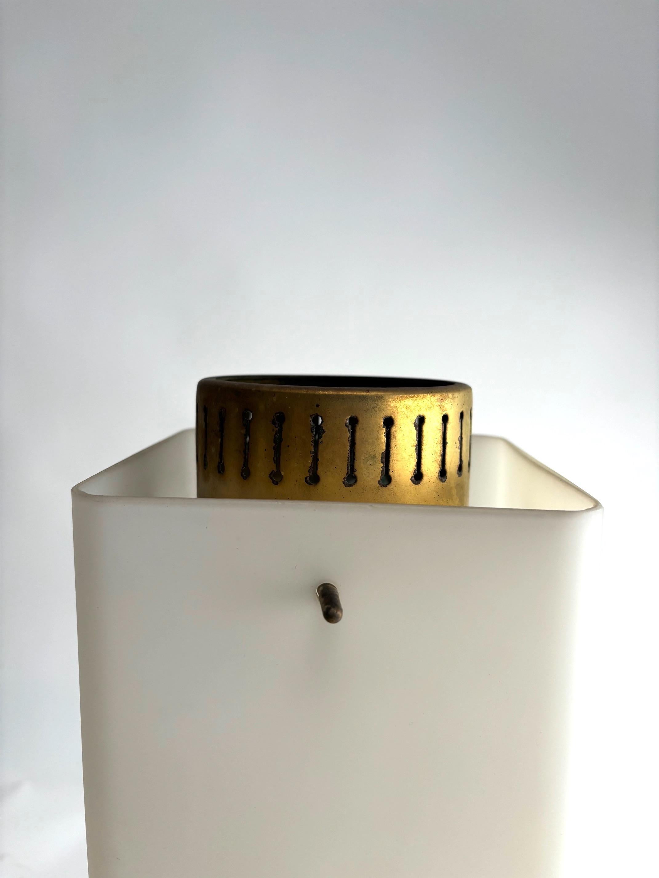 Gran farol de Stilnovo, latón y cristal opalino, Italia Años 50 Latón en venta