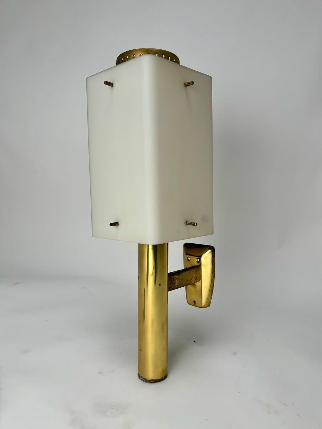 Gran farol de Stilnovo, latón y cristal opalino, Italia Años 50 en venta 1