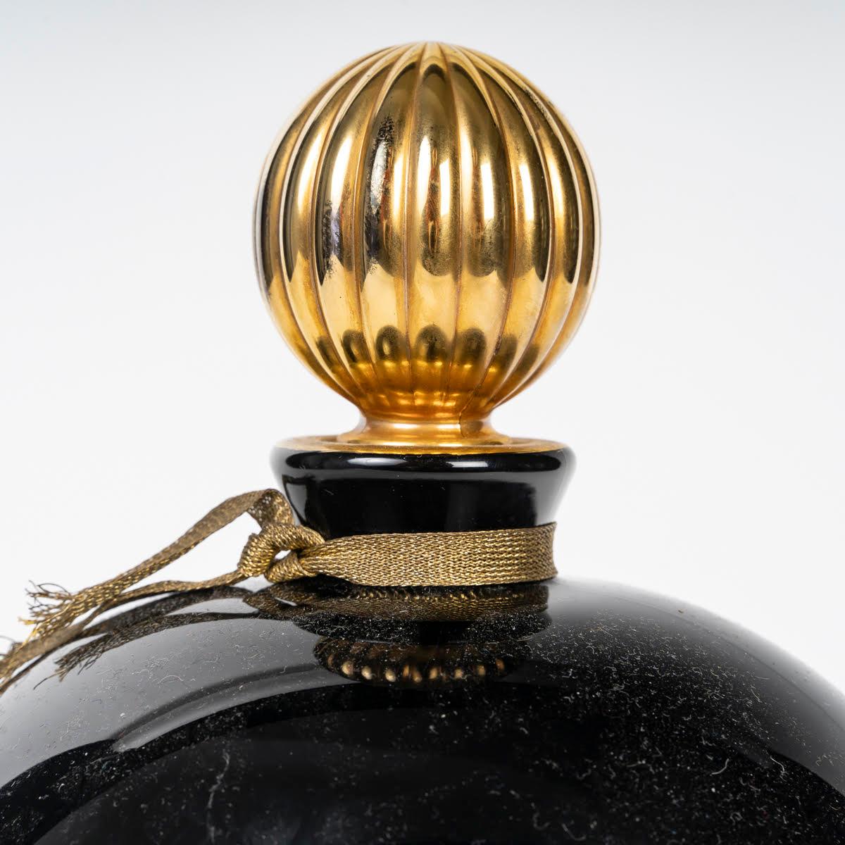 Grande bottiglia Lanvin, profumo Arpège, 20° secolo.

Grande bottiglia di profumo Lanvin Arpège, svuotata del suo profumo, 20° secolo.
H. 25cm, P. 19cm