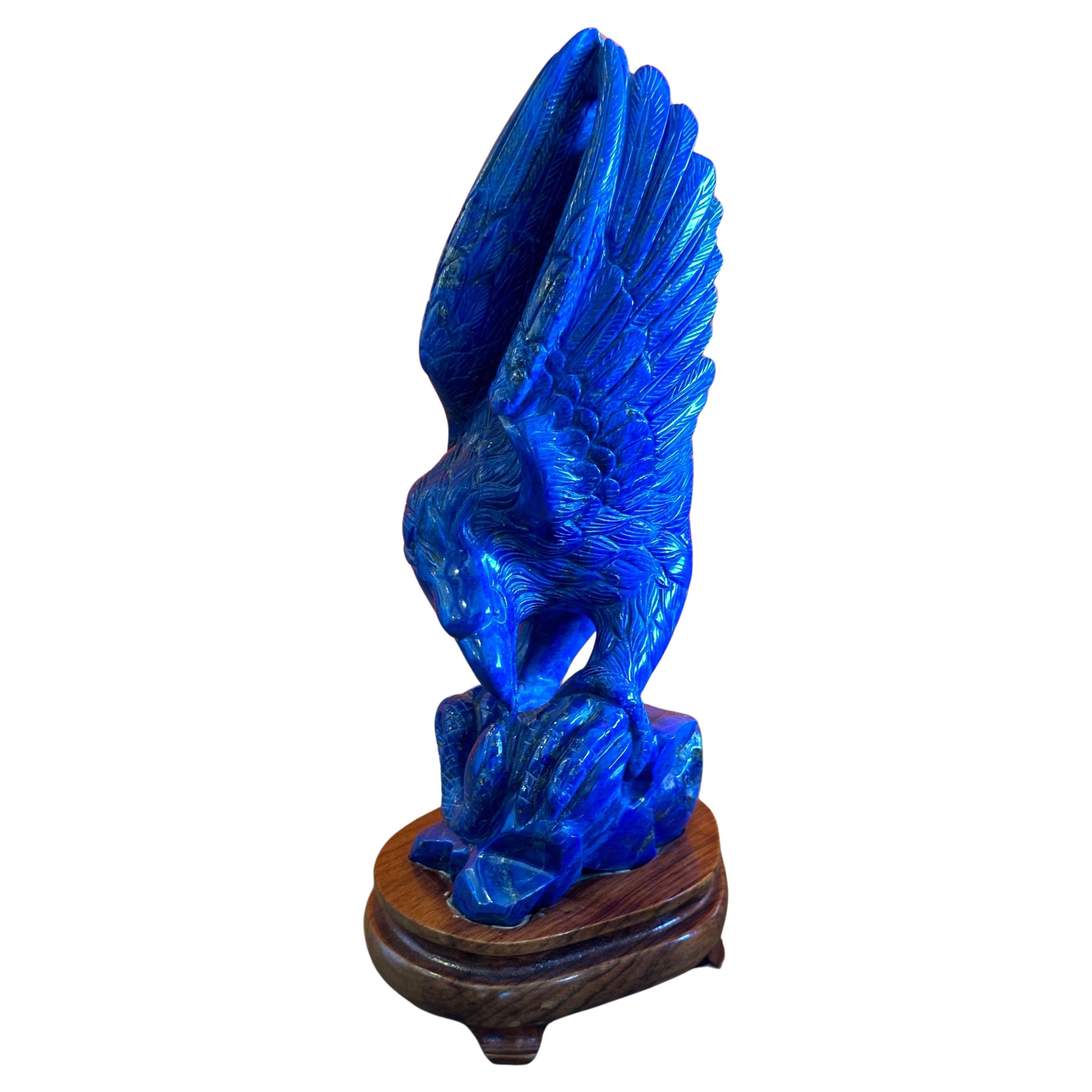 Grande scultura di aquila in lapislazzuli su una base di legno duro, circa anni '90.  Il pezzo è ben dettagliato, ben venato e ha una palette di sfumature di blu assolutamente stupefacente.  La scultura misura 4 