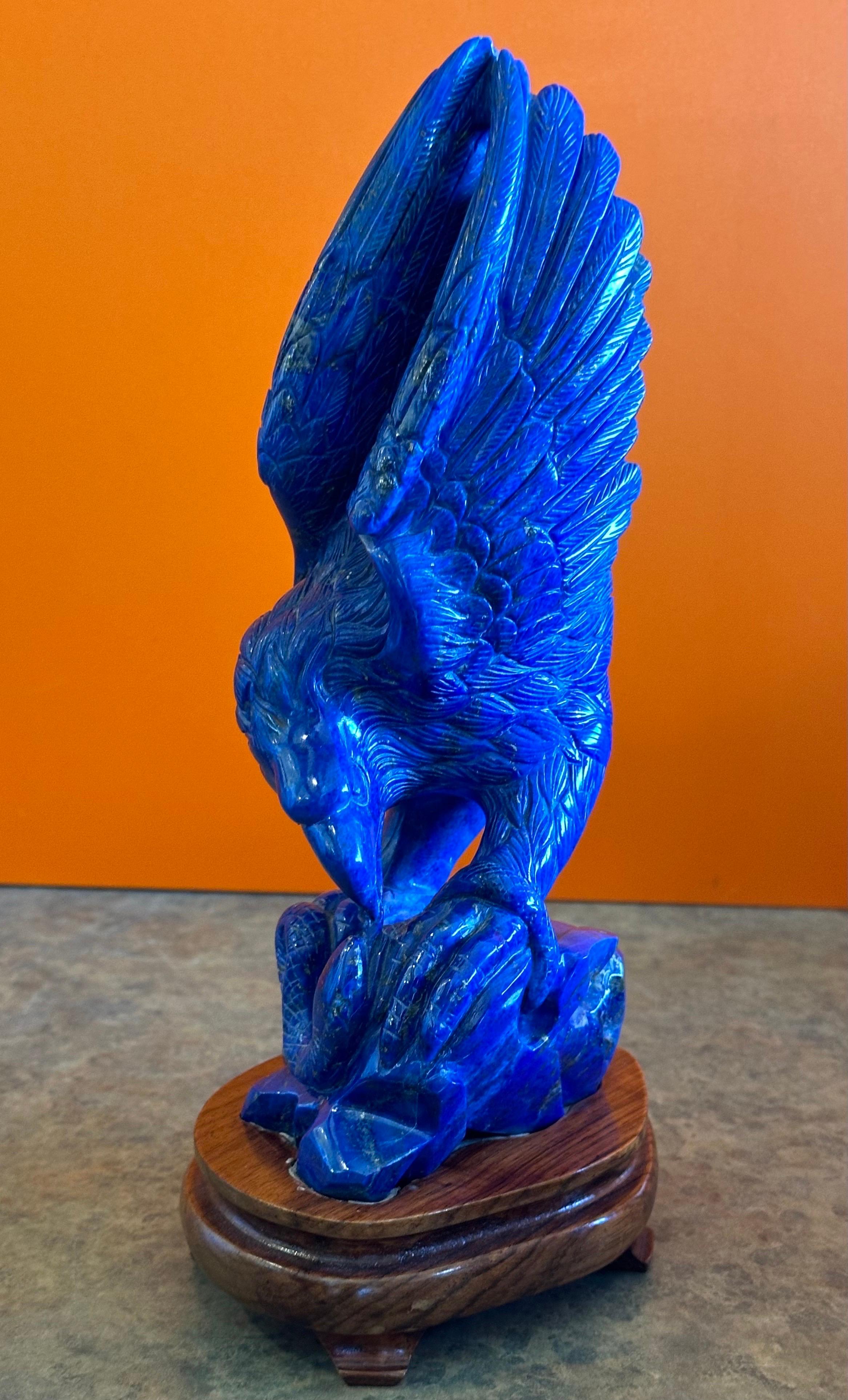 Nordamericano Grande scultura di aquila in Lapis Lazuki in vendita