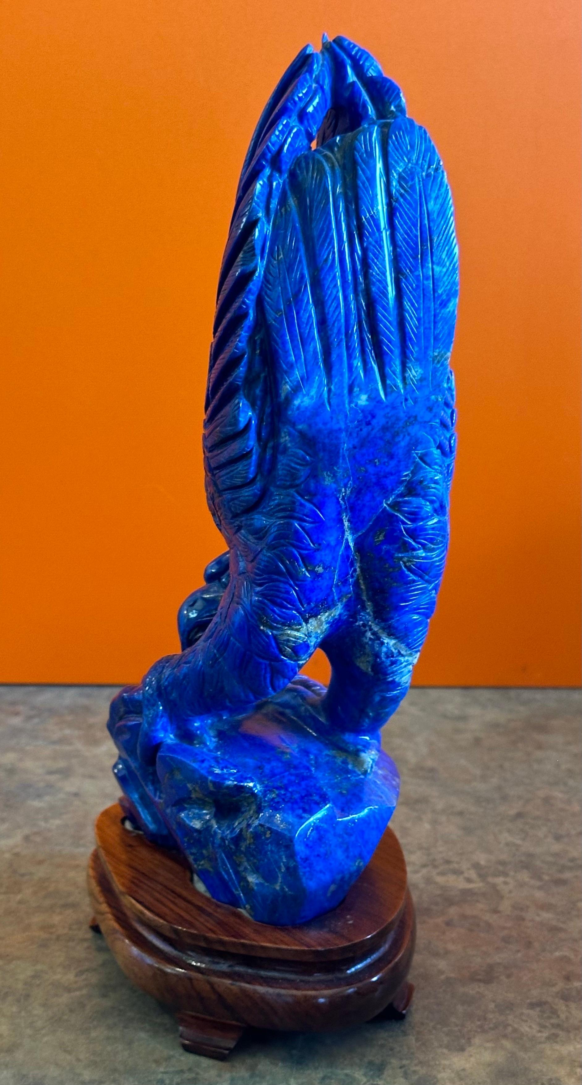 Intagliato a mano Grande scultura di aquila in Lapis Lazuki in vendita