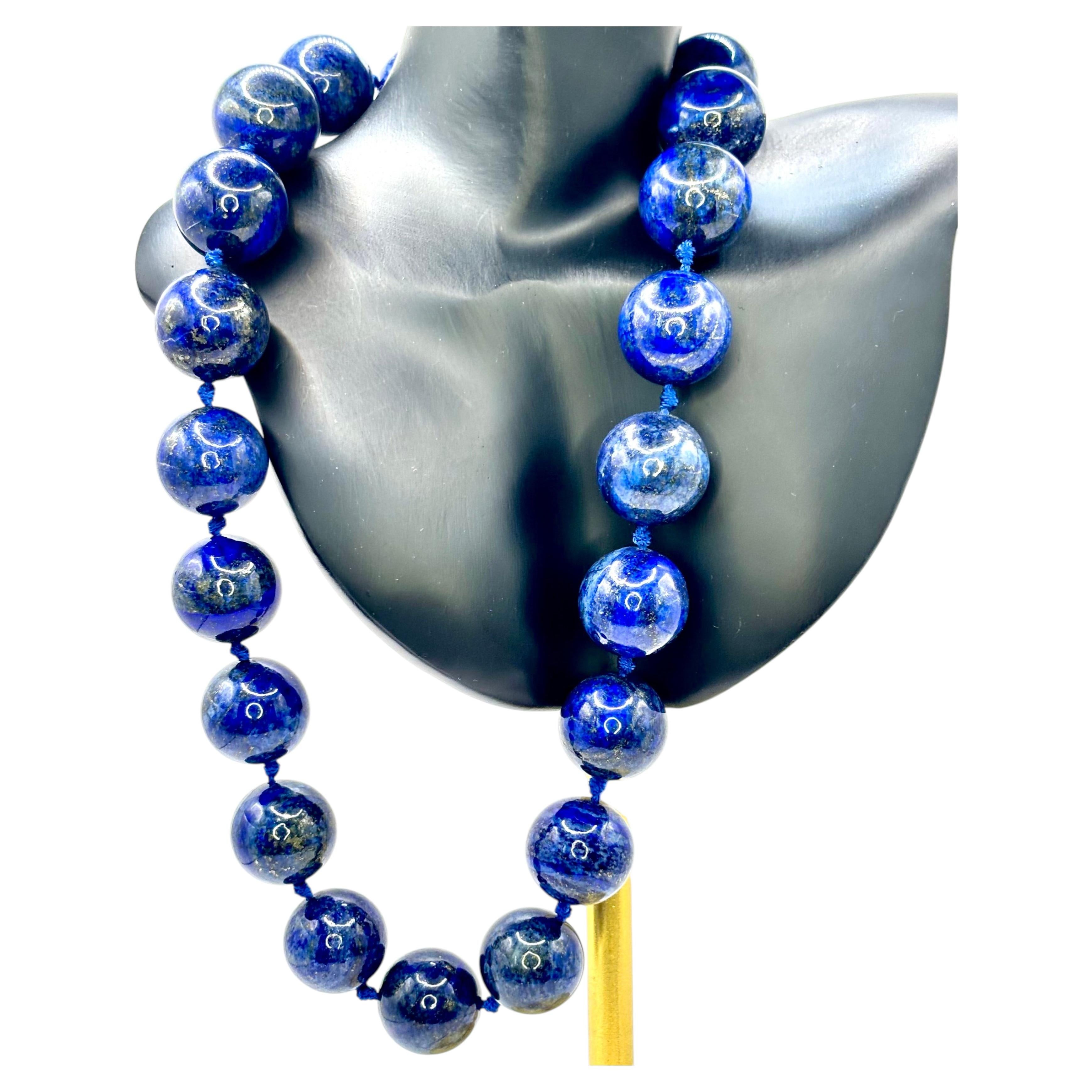 Collana con perline di lapislazzuli, composta da 21 perline grandi da 22 mm e chiusura in argento in vendita