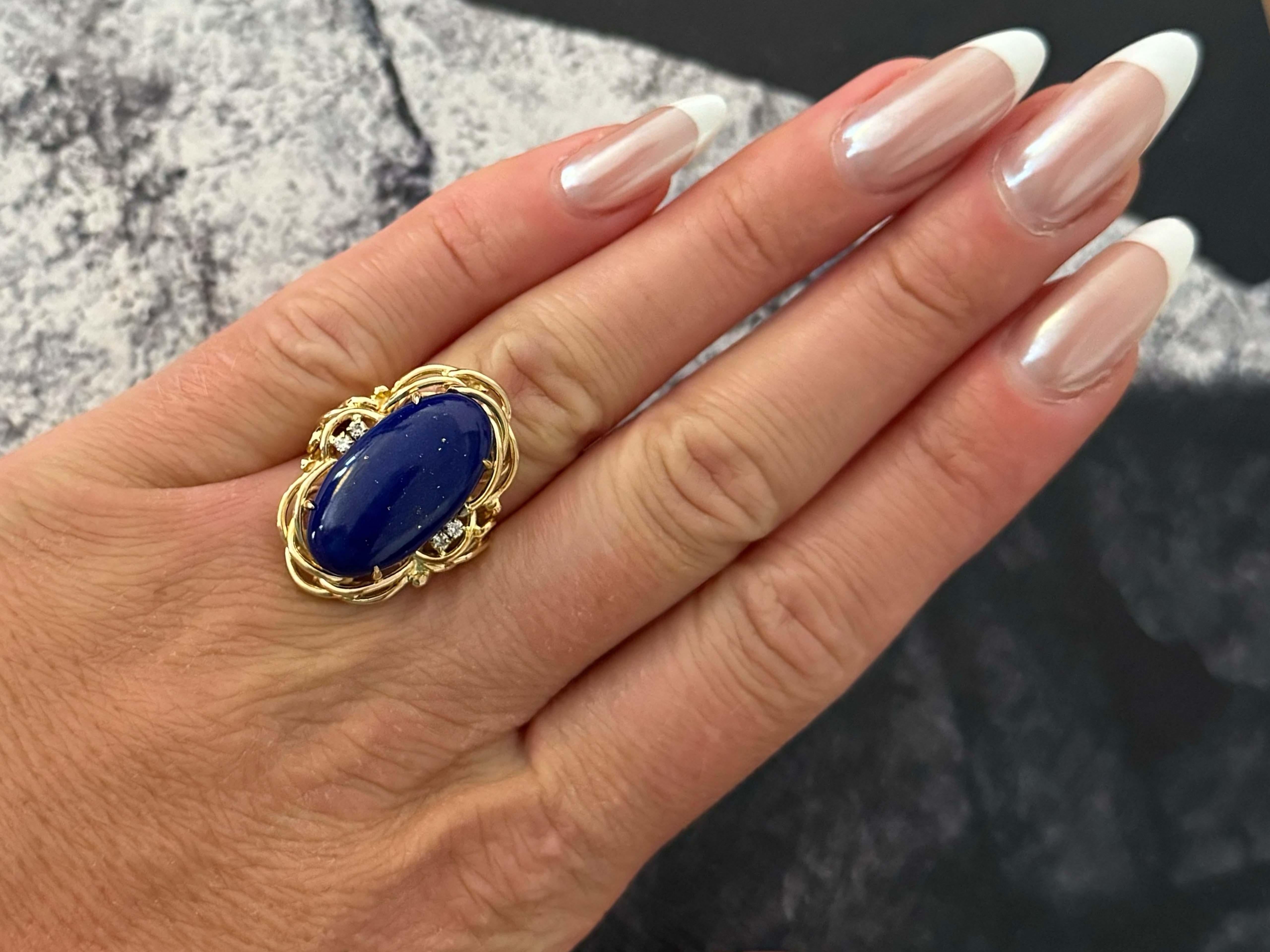 Spécifications de l'anneau :

Métal : Or jaune 14k

Poids total : 8,8 grammes

Pierre précieuse : Lapis Lazuli

Dimensions du lapis-lazuli : ~22 mm x  12 mm x 4.4 mm

Nombre de diamants : 4

Couleur du diamant : G-I

Poids en carats du diamant :