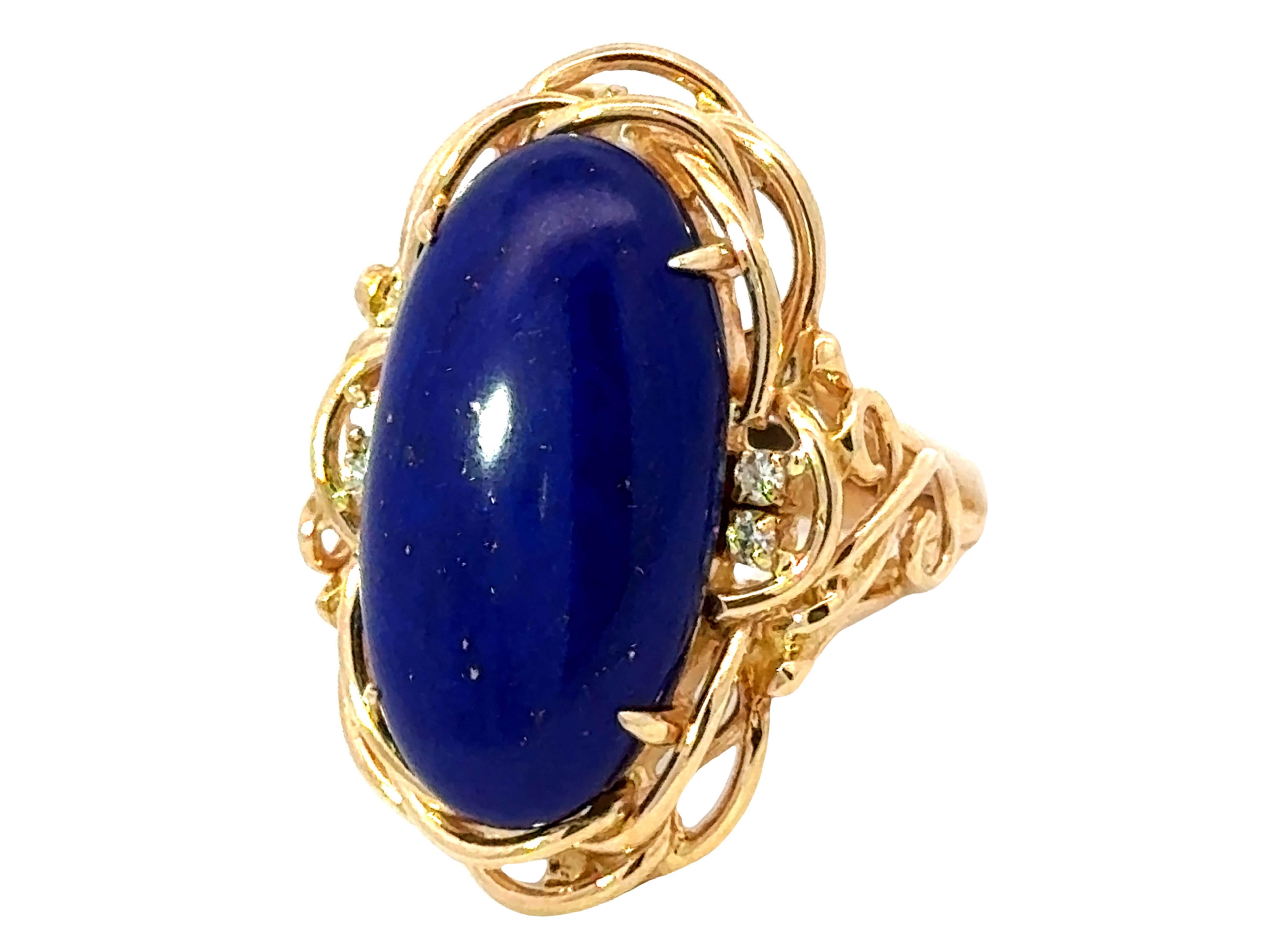 Taille ovale Grande bague cocktail en or jaune 14 carats avec lapis-lazuli et diamants en vente