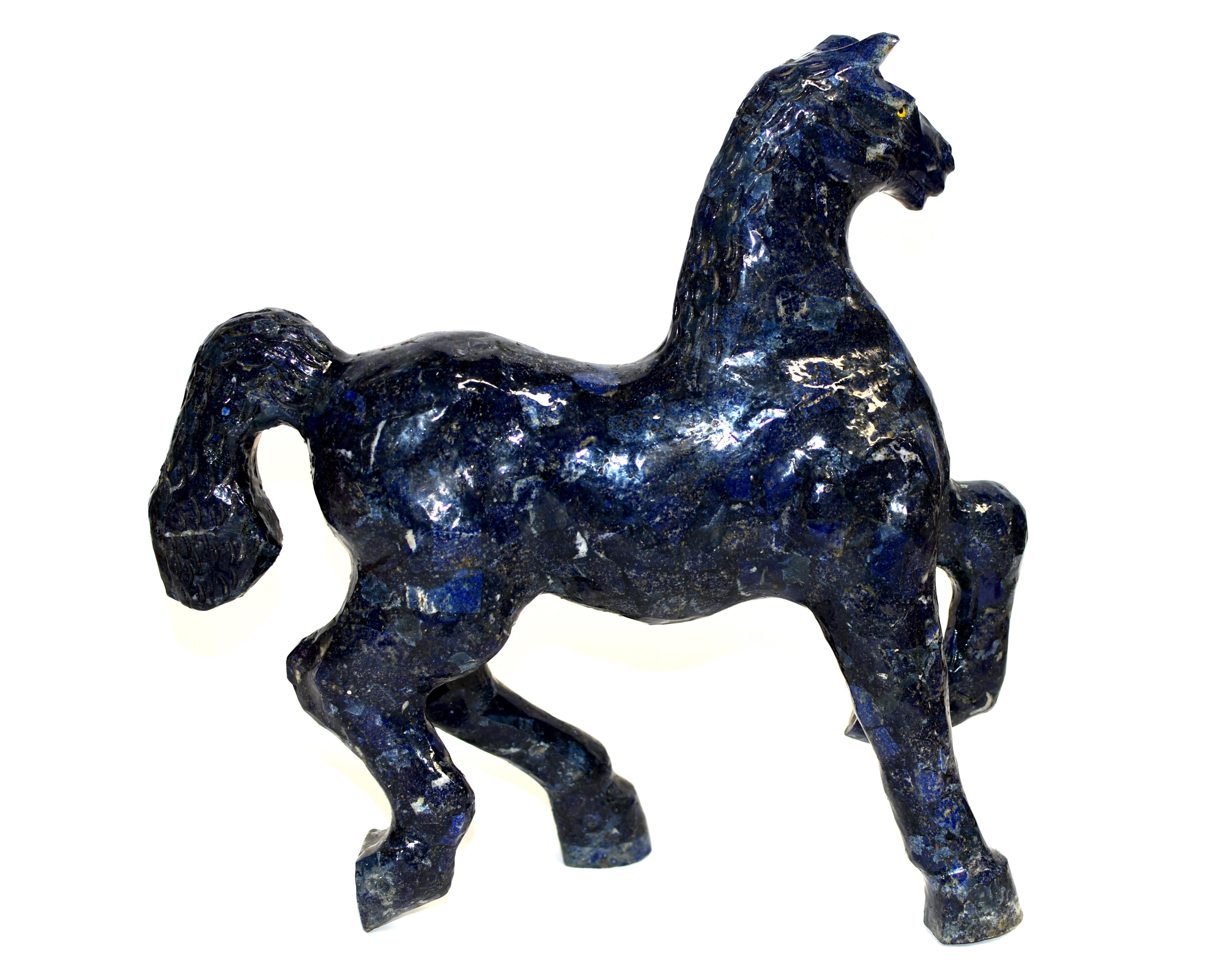Ein außergewöhnliches, 11 Pfund schweres, handgefertigtes Lapislazuli-Pferd. Das Pferd ist im Galopp modelliert, wobei das linke Bein in einer tänzelnden Pose angehoben ist und das rechte Hinterbein folgt. Der geschnitzte Kopf blickt nach links, die