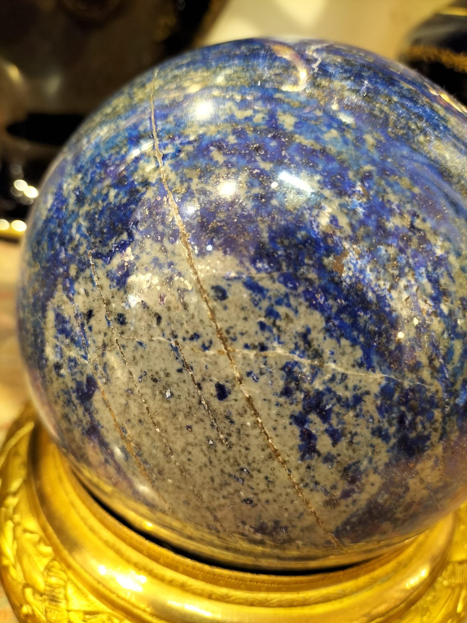 Lucidato Grande sfera di lapislazzuli proveniente dall'Afghanistan su una base dorata francese del XIX secolo in vendita