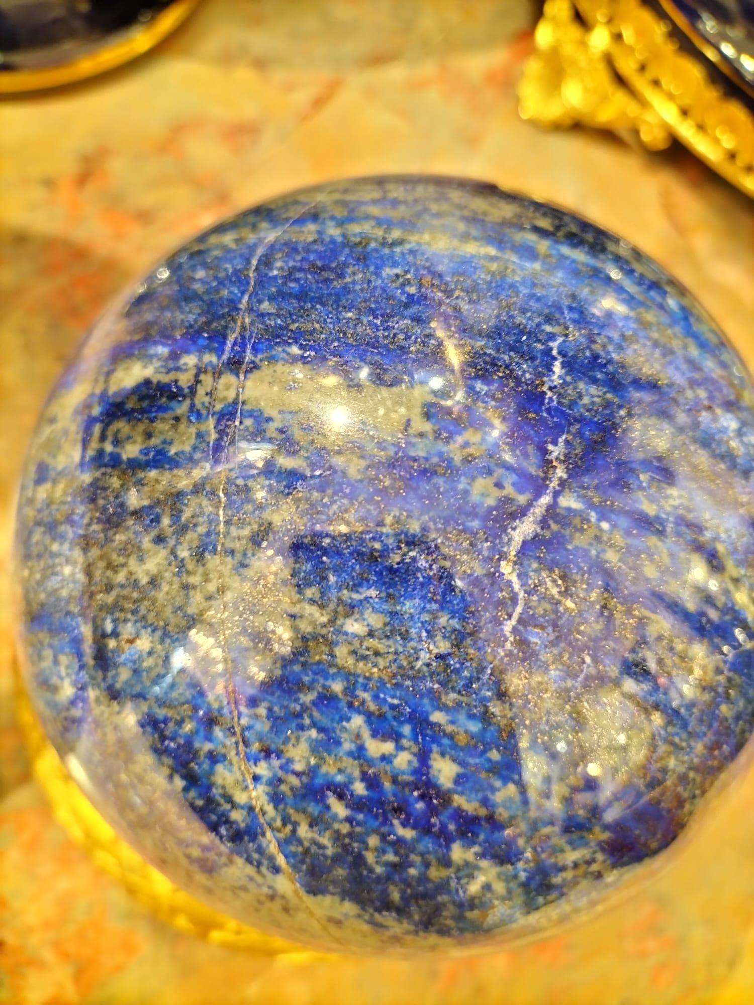 Grande sfera di lapislazzuli proveniente dall'Afghanistan su una base dorata francese del XIX secolo In condizioni ottime in vendita a NICE, FR