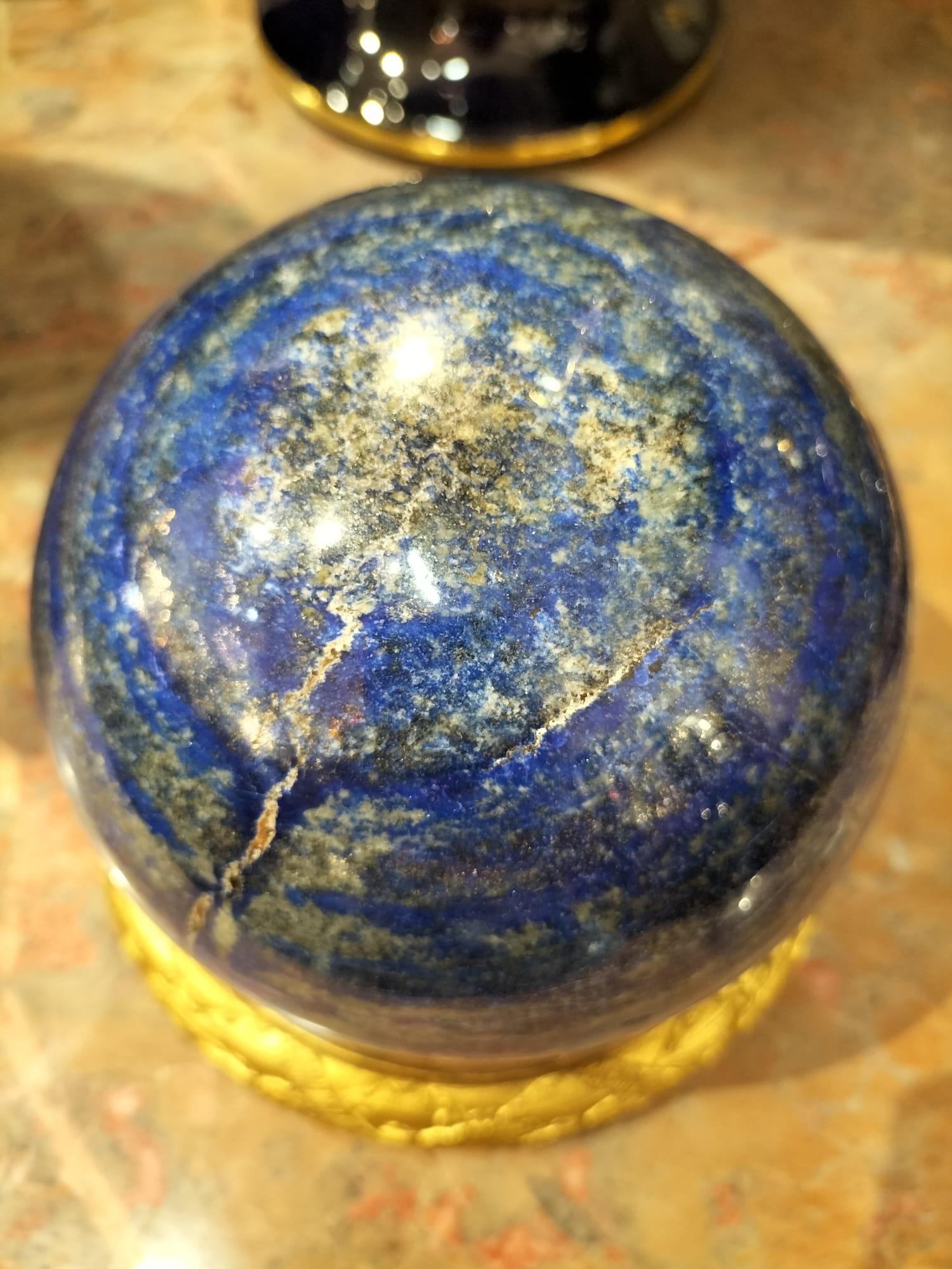 Lapislazzuli Grande sfera di lapislazzuli proveniente dall'Afghanistan su una base dorata francese del XIX secolo in vendita