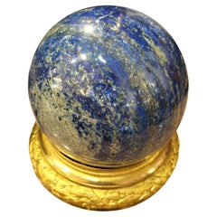 Große Lapislazuli-Kugel aus Afghanistan auf einem vergoldeten Sockel aus dem 19.