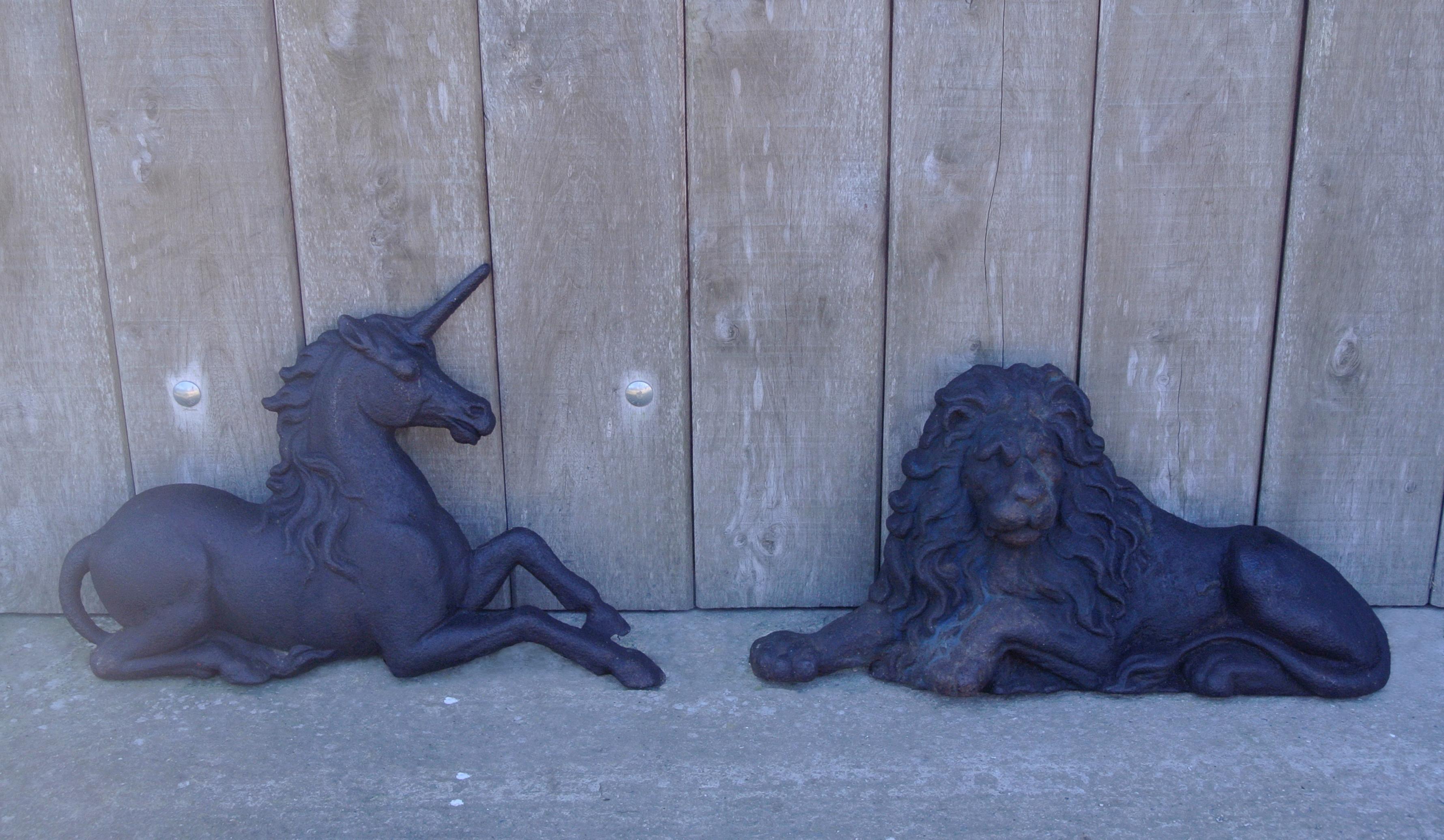 Estas grandes y hermosas figuras originales de hierro fundido del León y el Unicornio -del escudo de armas del Reino Unido- datan de c. 1870 y serían un elemento maravilloso en la casa o el jardín.  

Son figuras de magnífica calidad, con rasgos