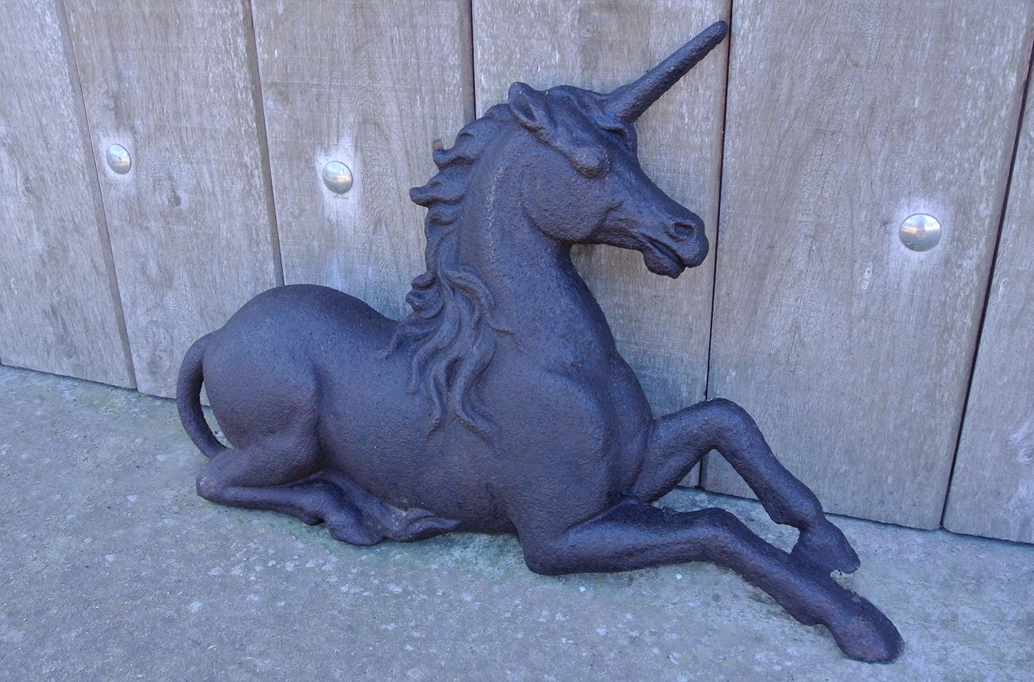 Grandes figuras victorianas de hierro fundido de león y unicornio c. 1870 Británico en venta
