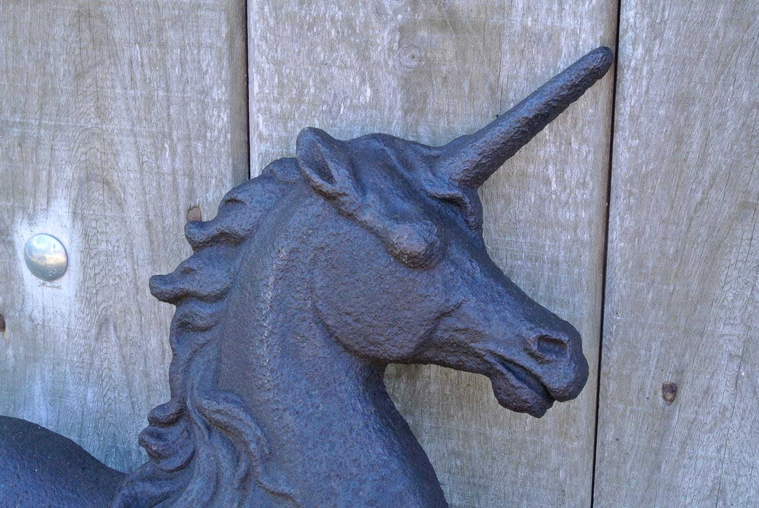 Grandes figuras victorianas de hierro fundido de león y unicornio c. 1870 siglo XIX en venta