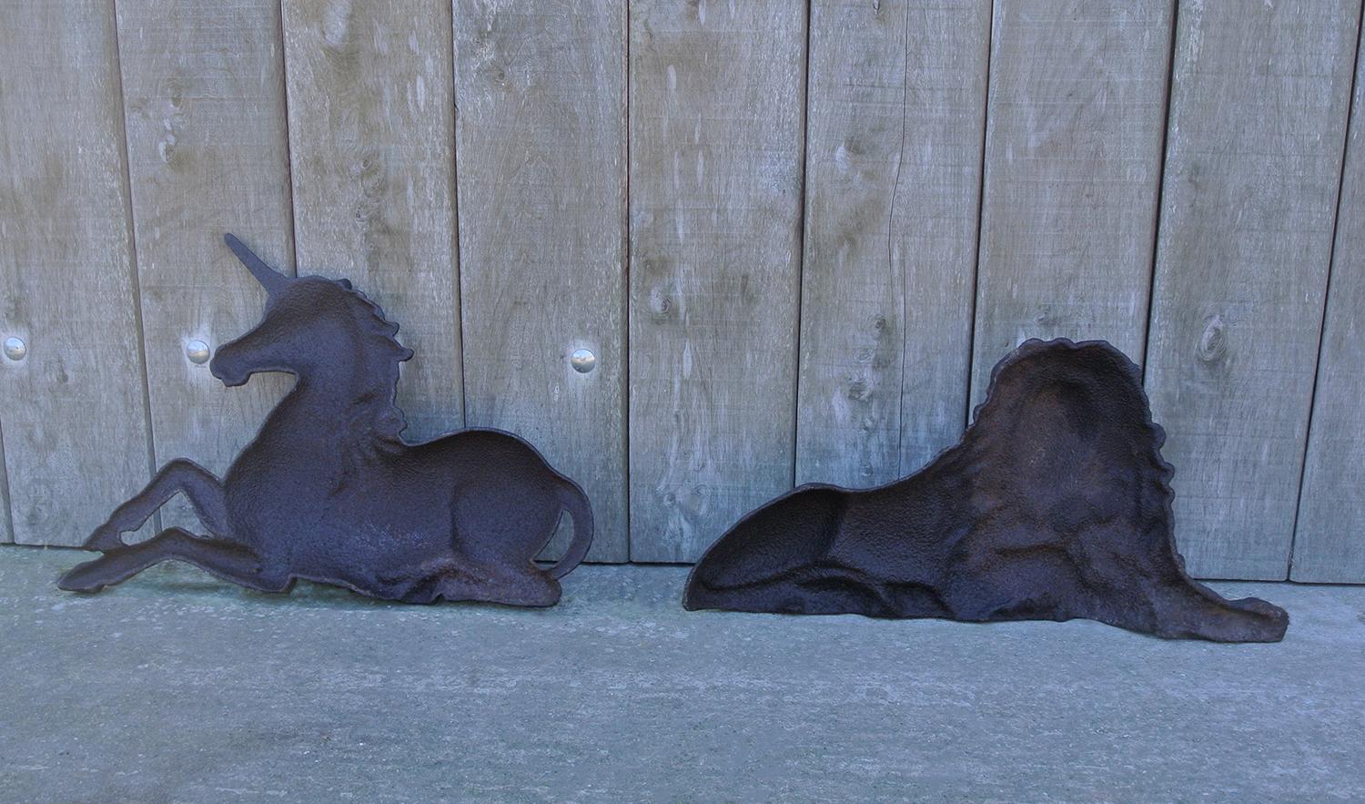 Grandes figuras victorianas de hierro fundido de león y unicornio c. 1870 en venta 1