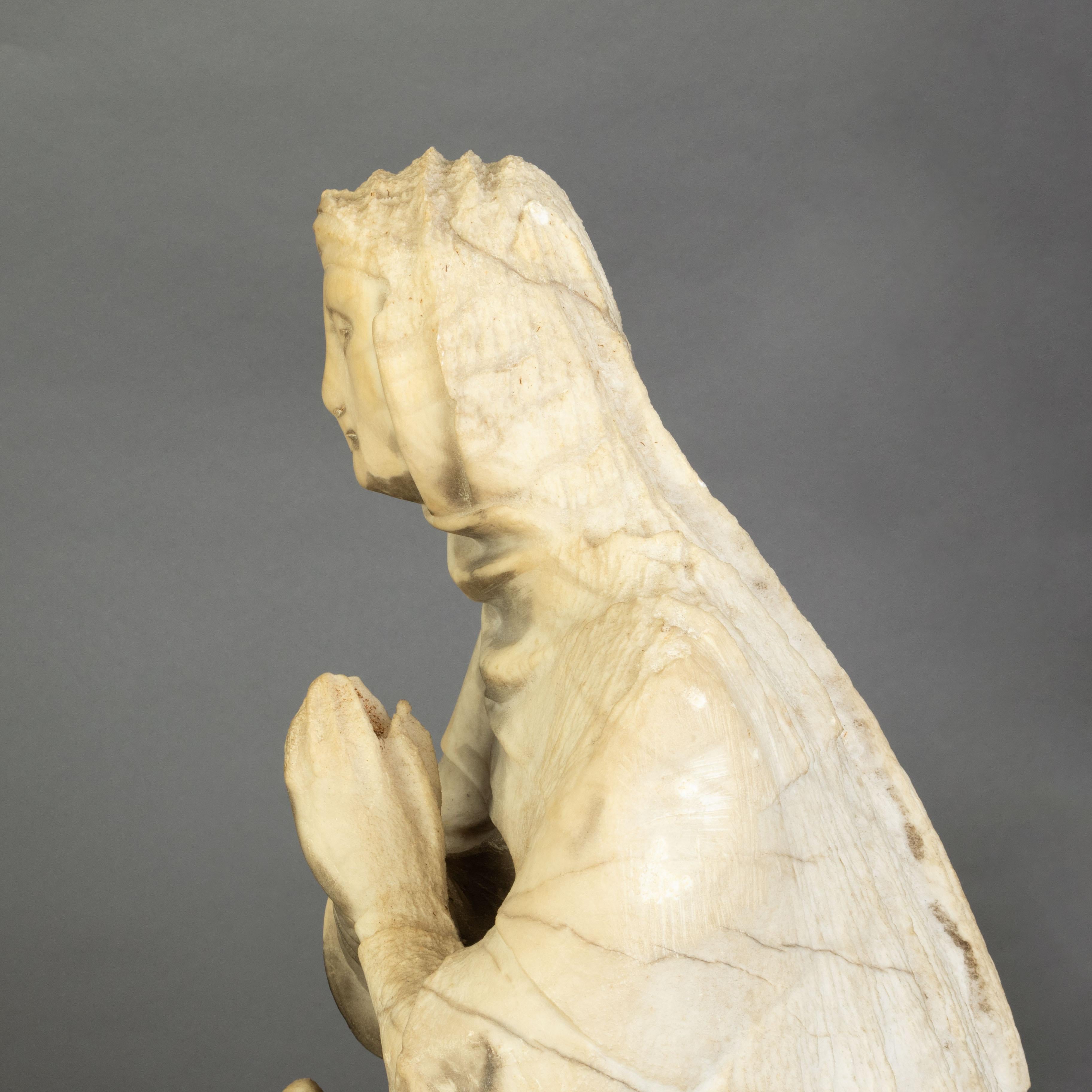 Grand groupe de sculptures religieuses médiévales en marbre sculpté à la main du XVe siècle en vente 6
