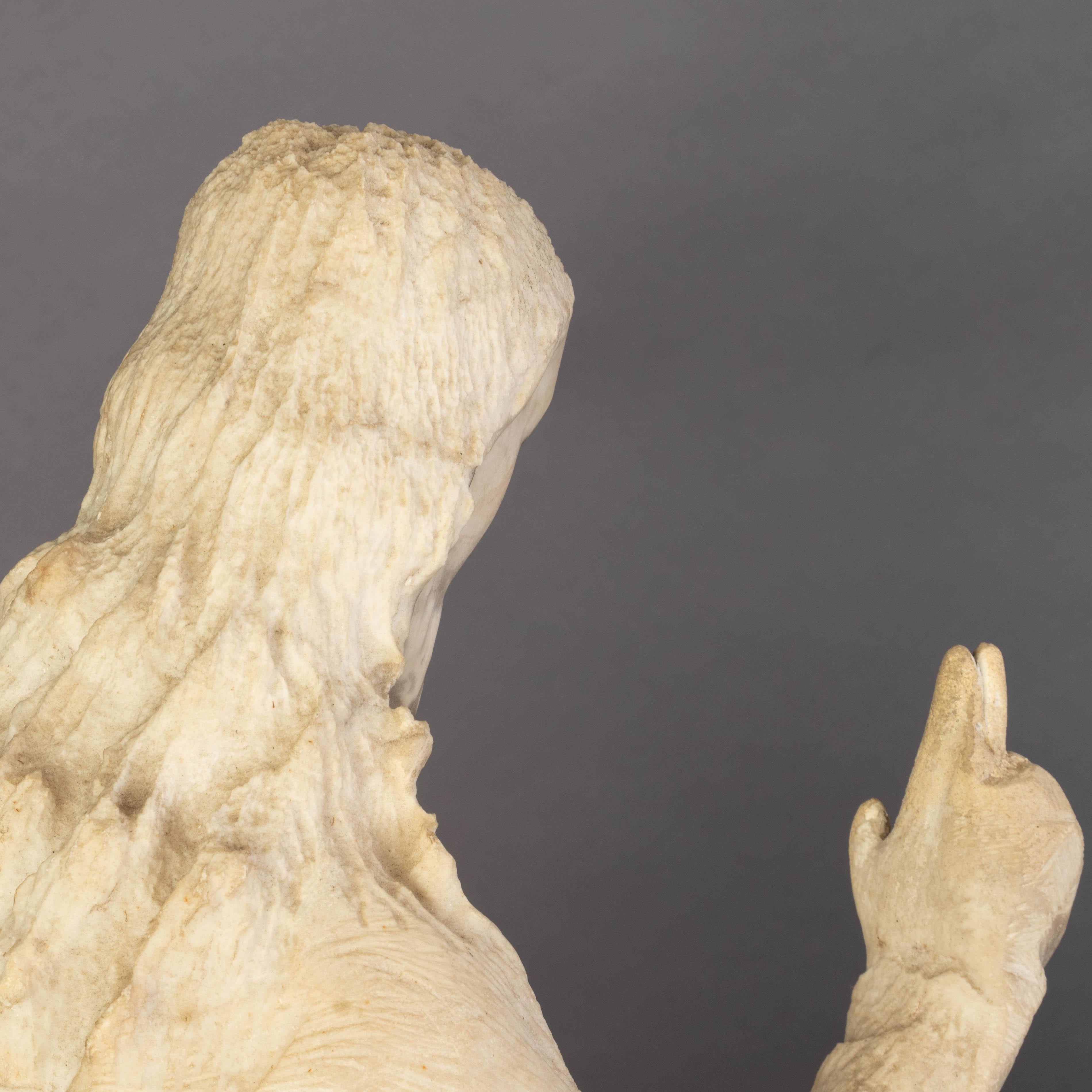 Grand groupe de sculptures religieuses médiévales en marbre sculpté à la main du XVe siècle en vente 8