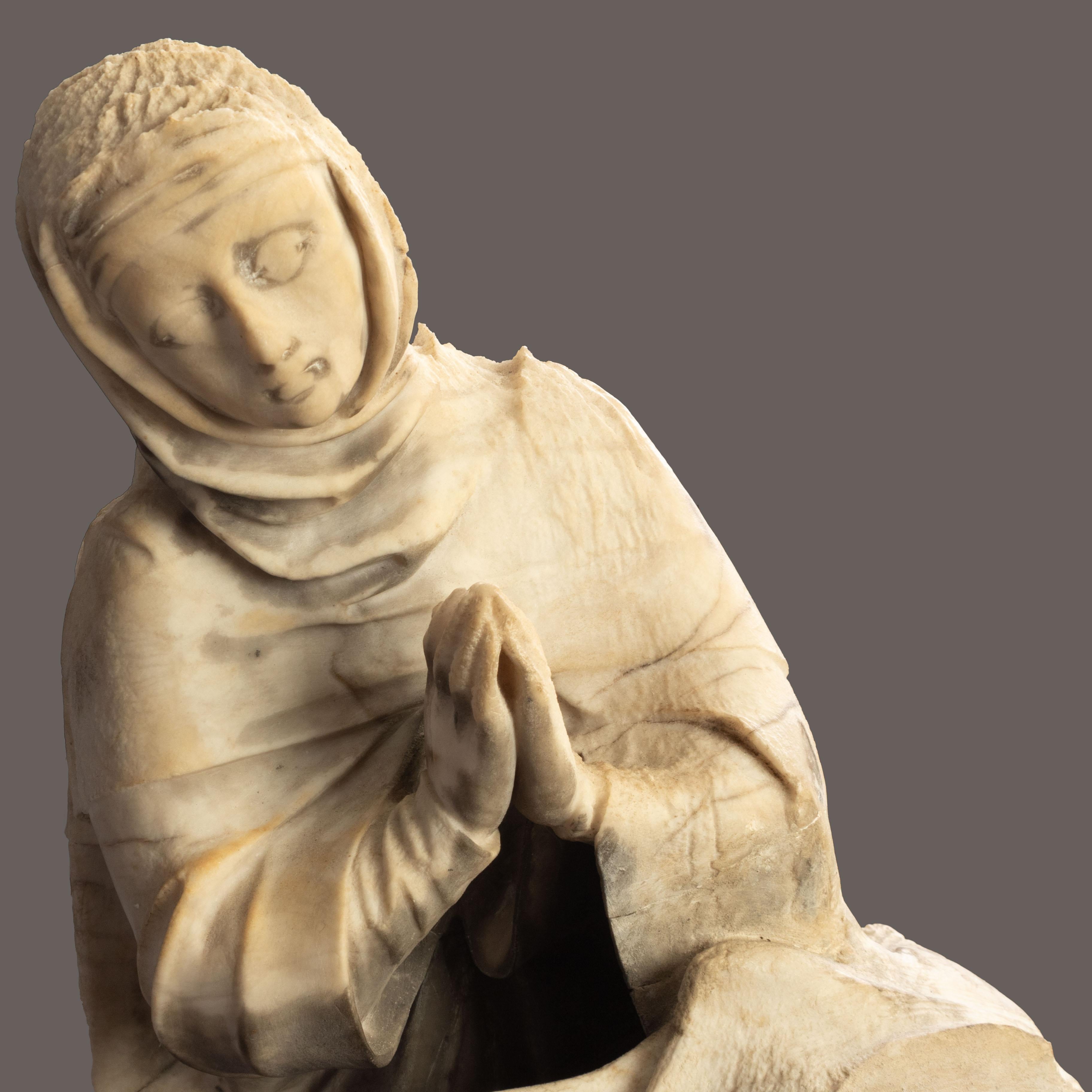 Grand groupe de sculptures religieuses médiévales en marbre sculpté à la main du XVe siècle en vente 9