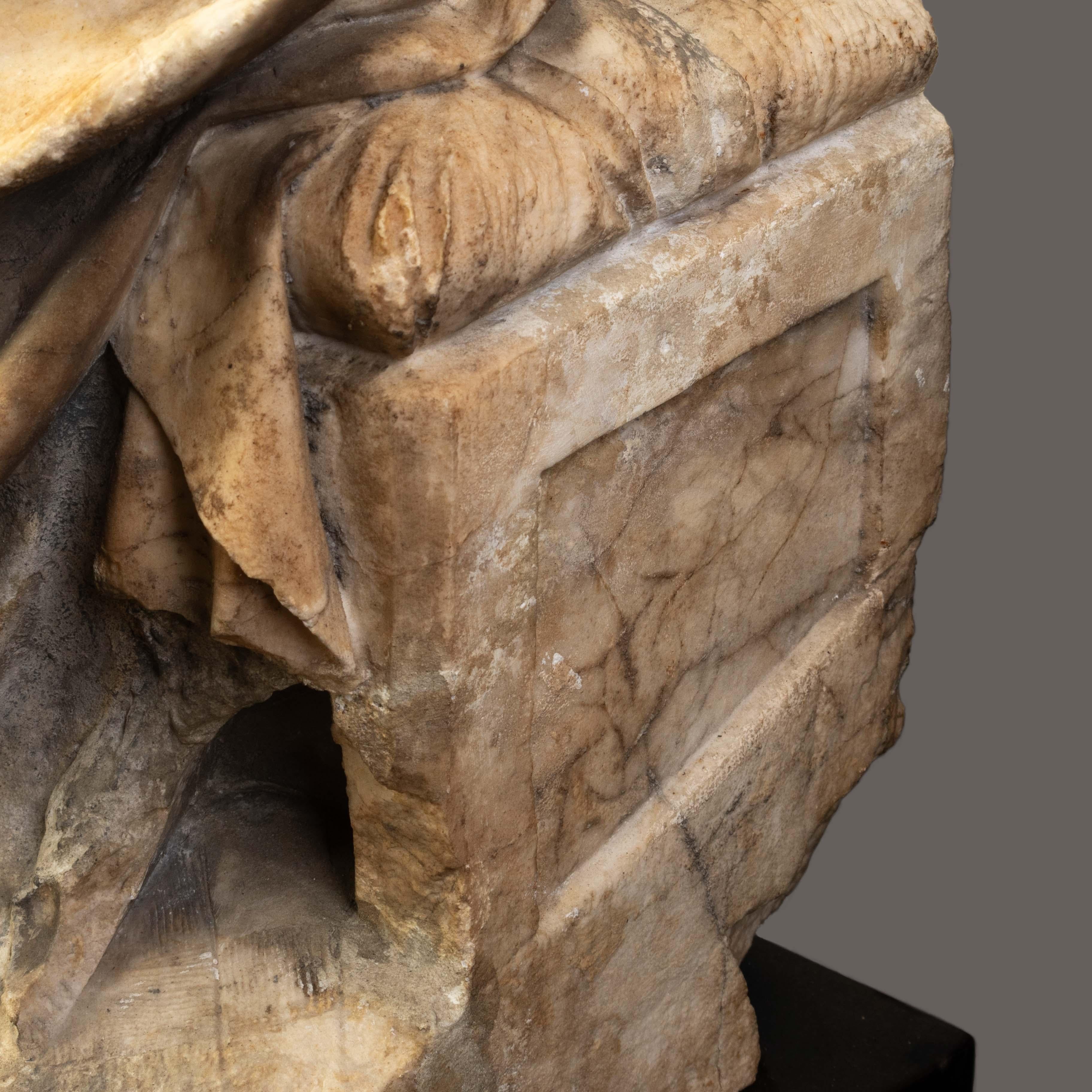 Grand groupe de sculptures religieuses médiévales en marbre sculpté à la main du XVe siècle en vente 14