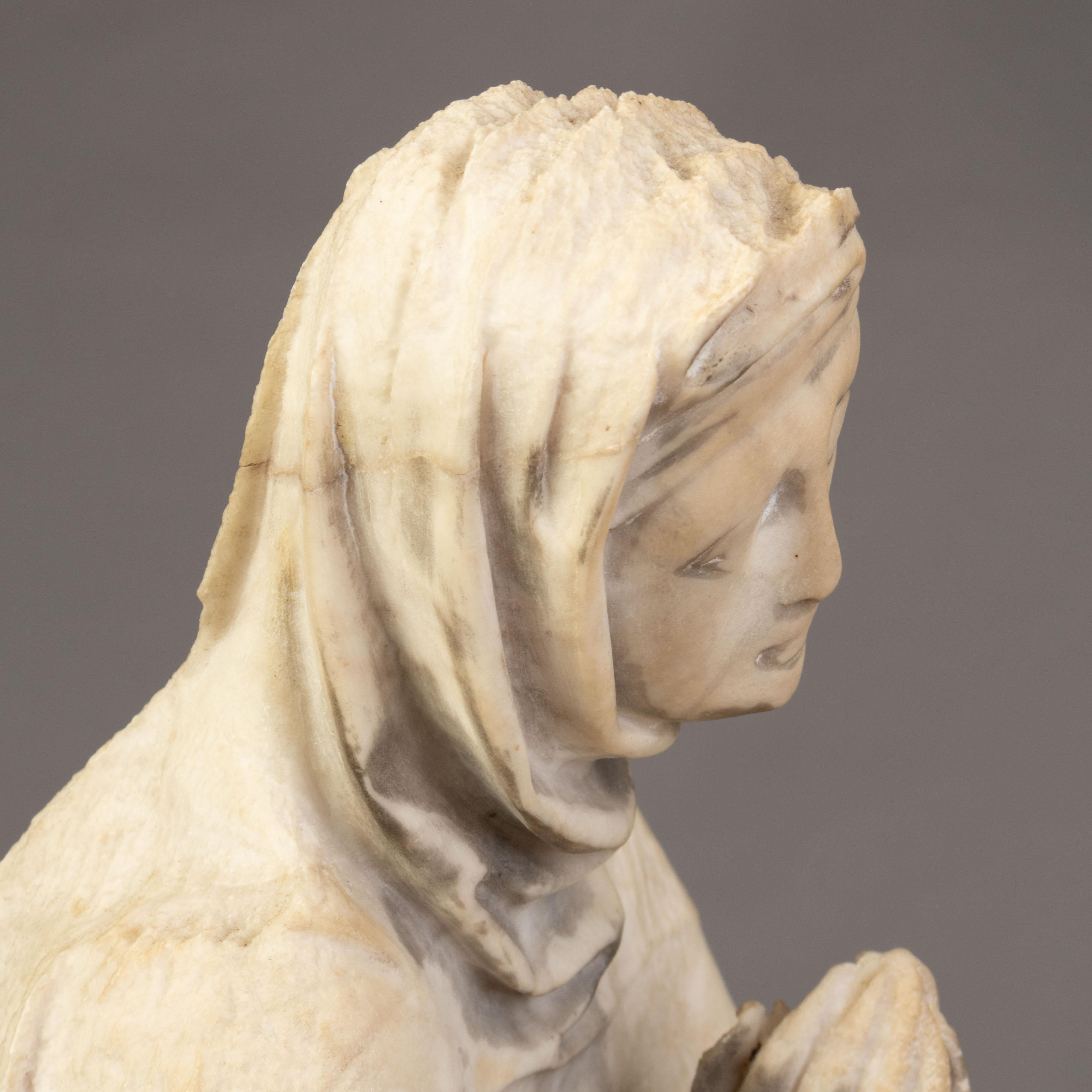 XVIIIe siècle et antérieur Grand groupe de sculptures religieuses médiévales en marbre sculpté à la main du XVe siècle en vente