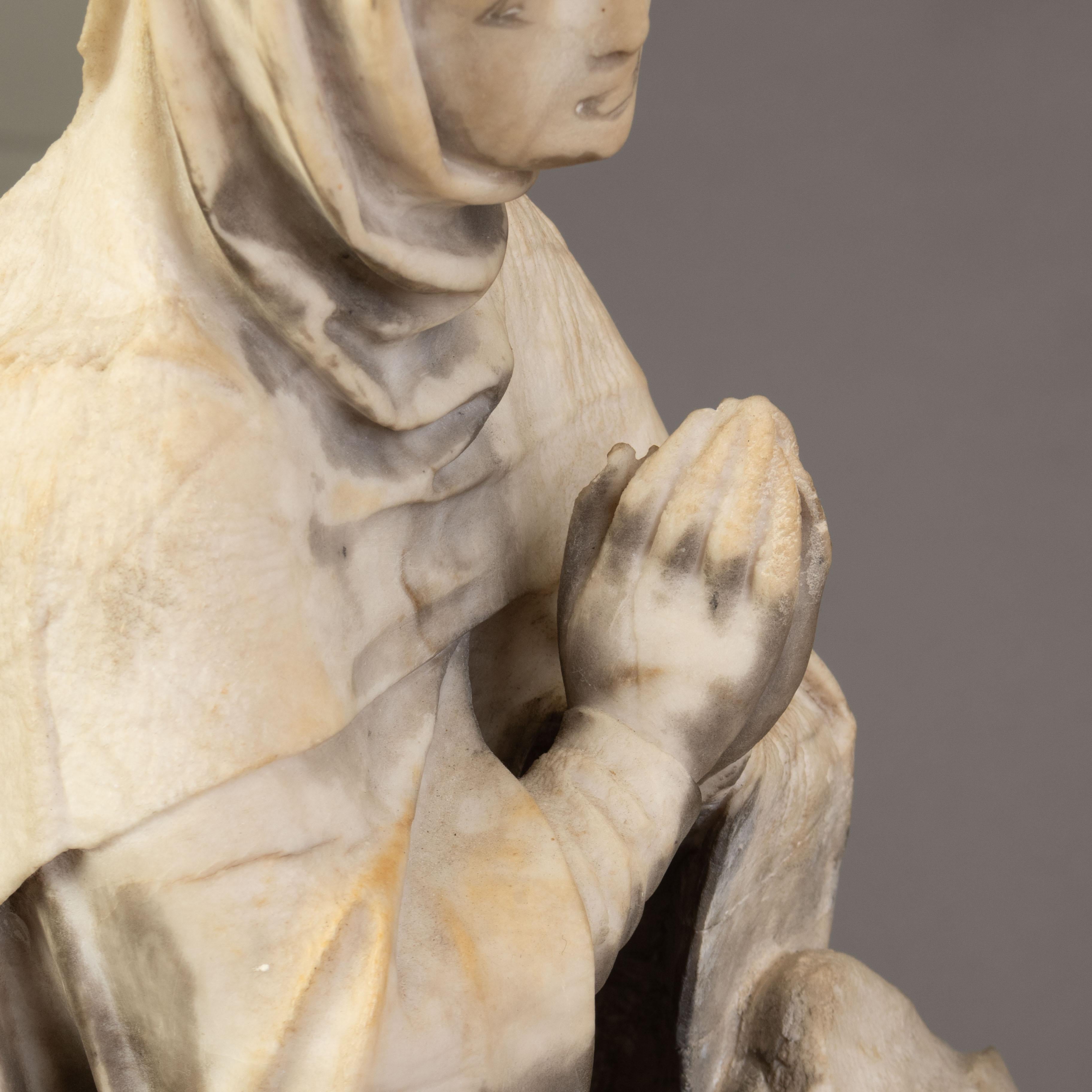 Marbre Grand groupe de sculptures religieuses médiévales en marbre sculpté à la main du XVe siècle en vente