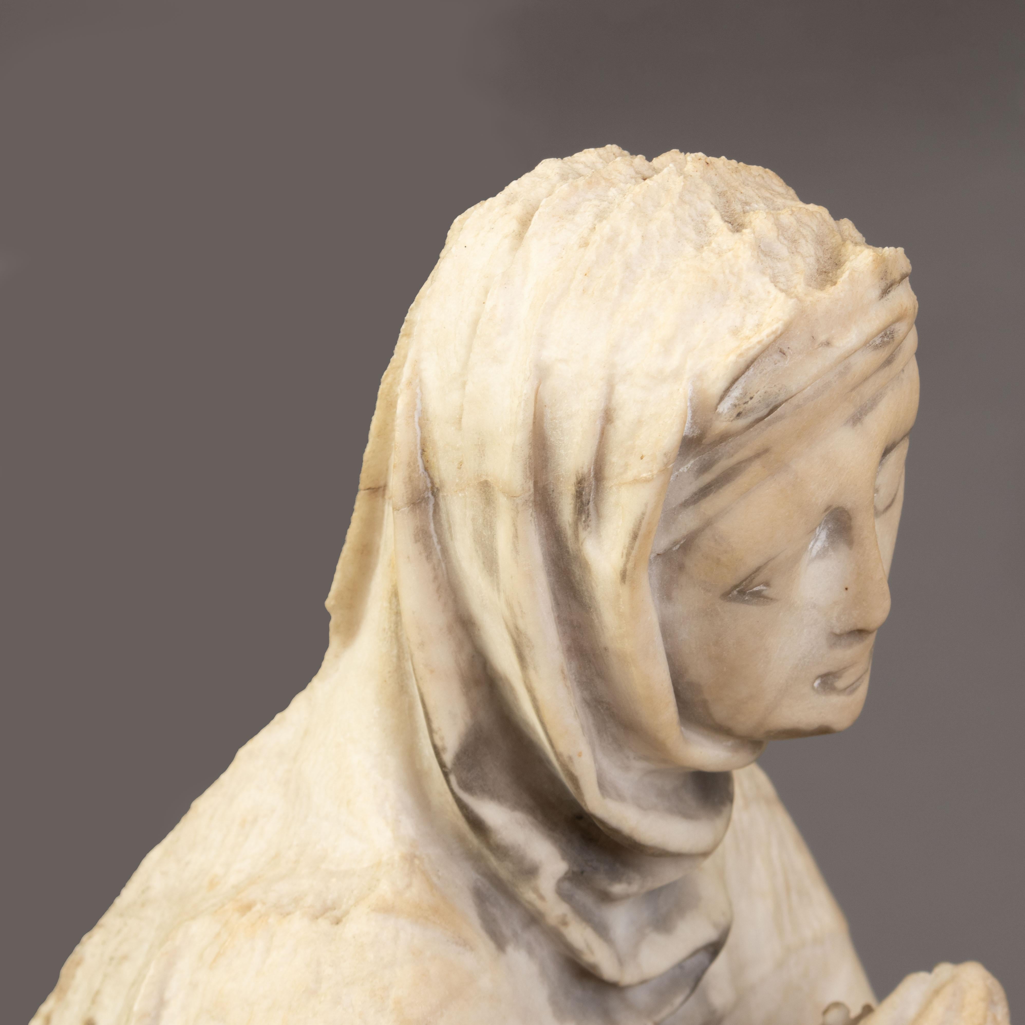 Grand groupe de sculptures religieuses médiévales en marbre sculpté à la main du XVe siècle en vente 2