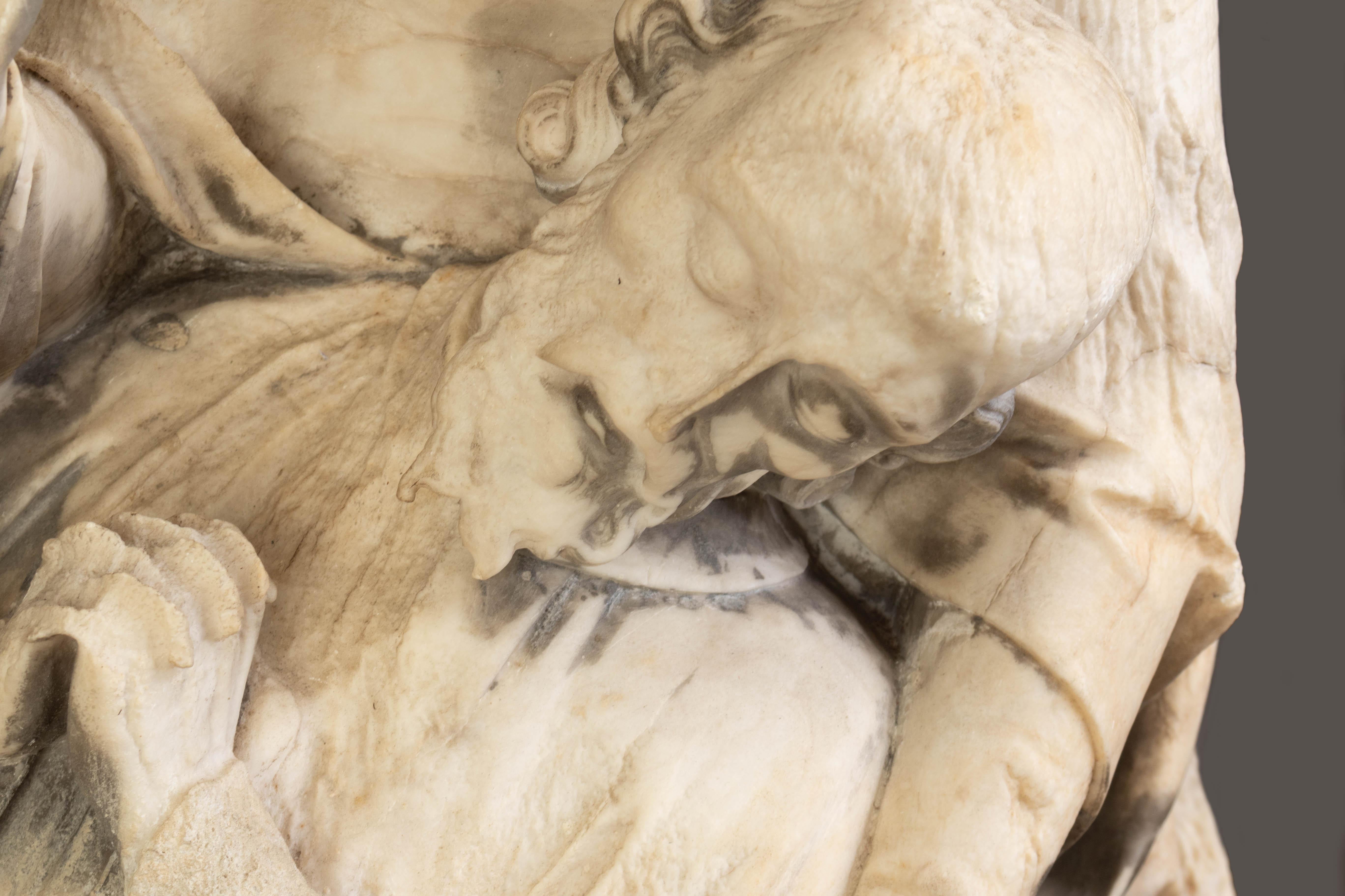 Grand groupe de sculptures religieuses médiévales en marbre sculpté à la main du XVe siècle en vente 3