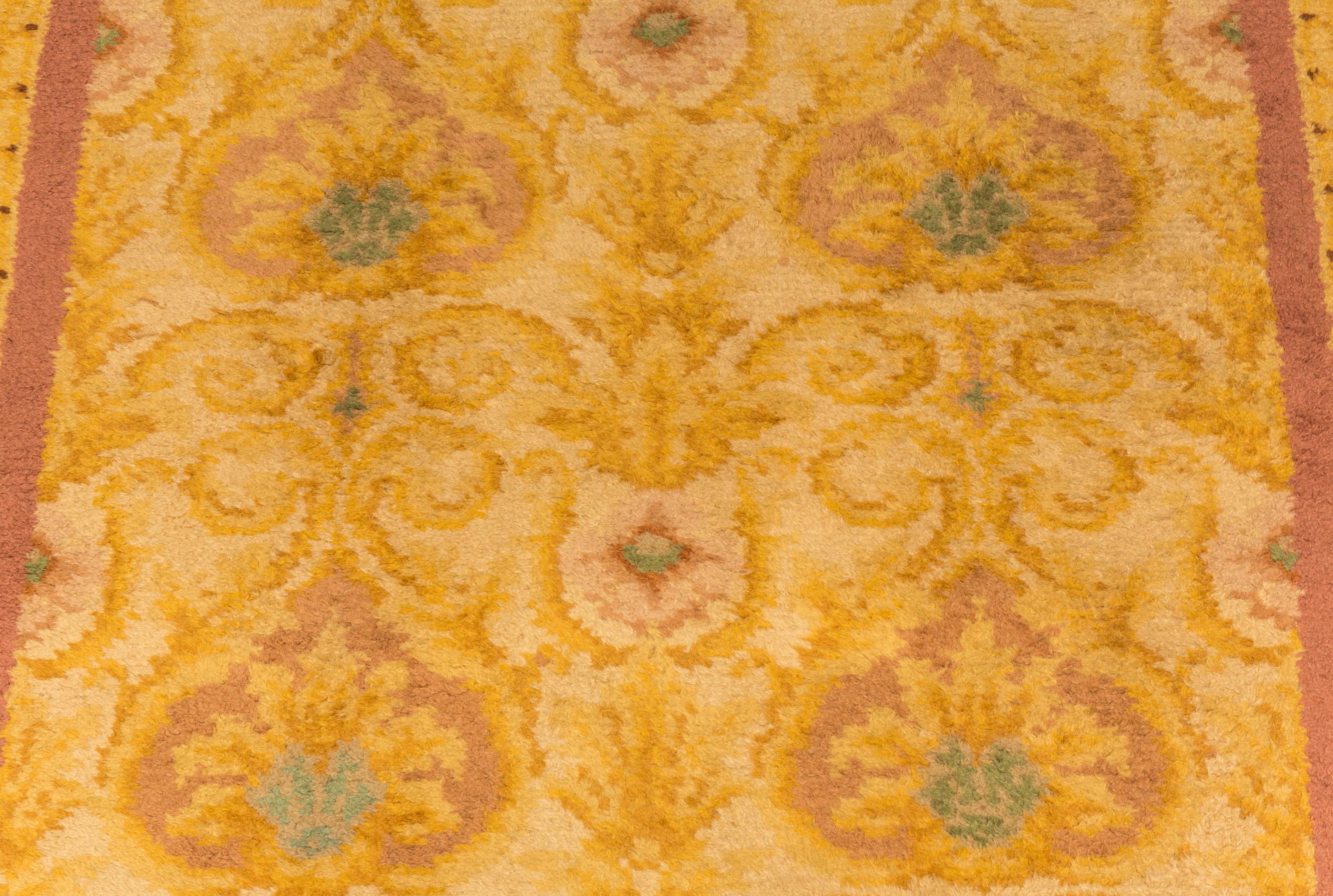 Tissage Grand tapis de couloir néoclassique européen ancien et coloré du 19ème siècle en vente
