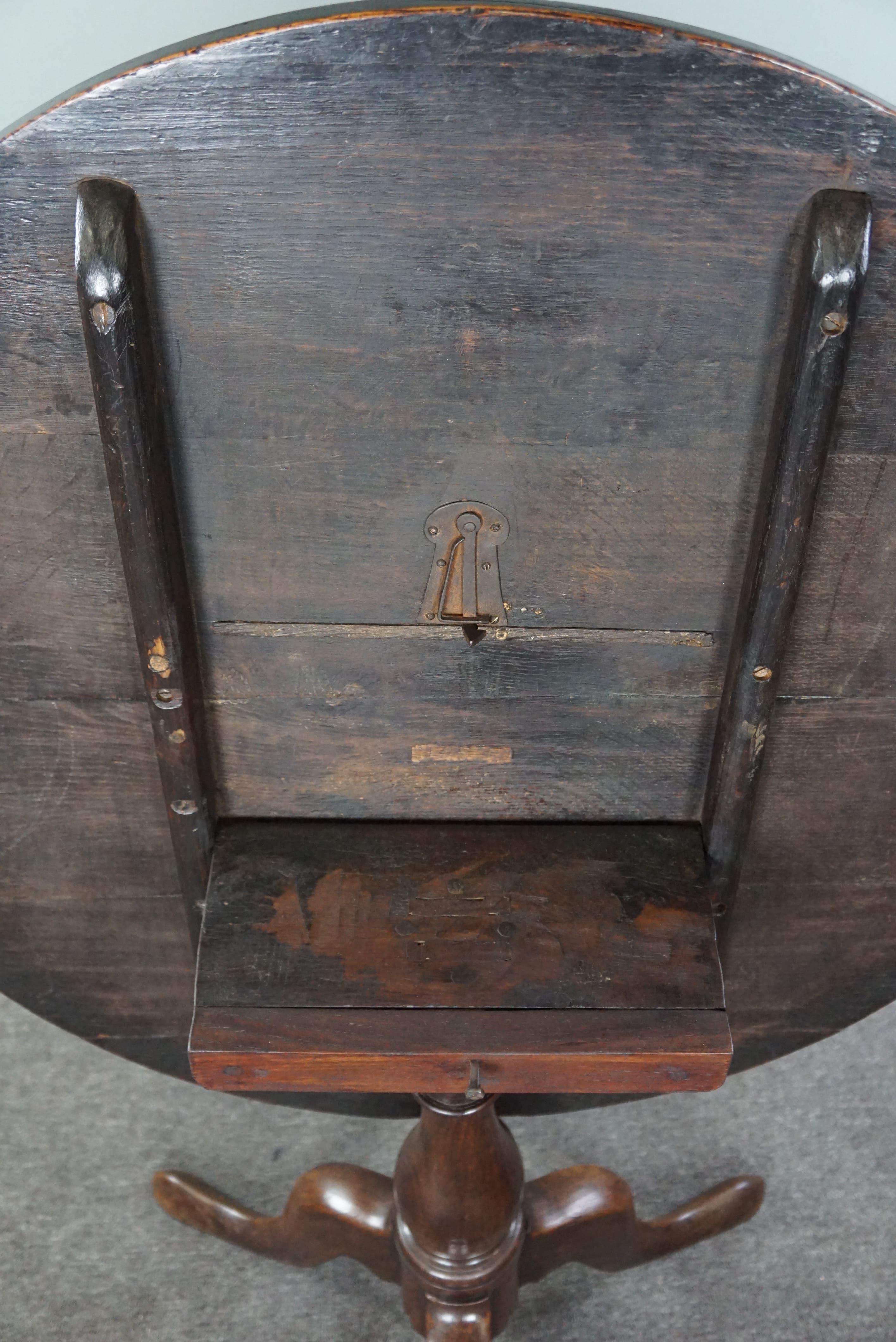 18th Century Large late 18th-century antique English oak tilt-top table For Sale