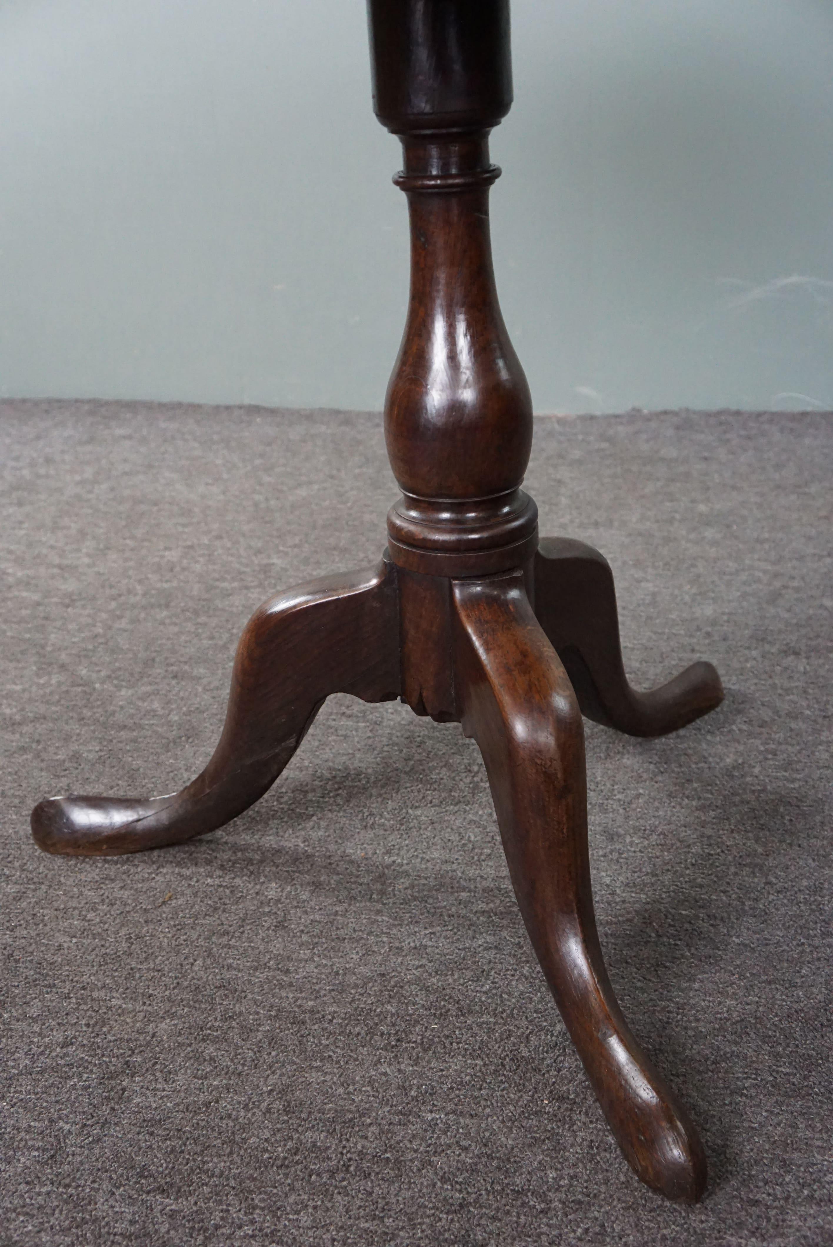 Large late 18th-century antique English oak tilt-top table For Sale 1