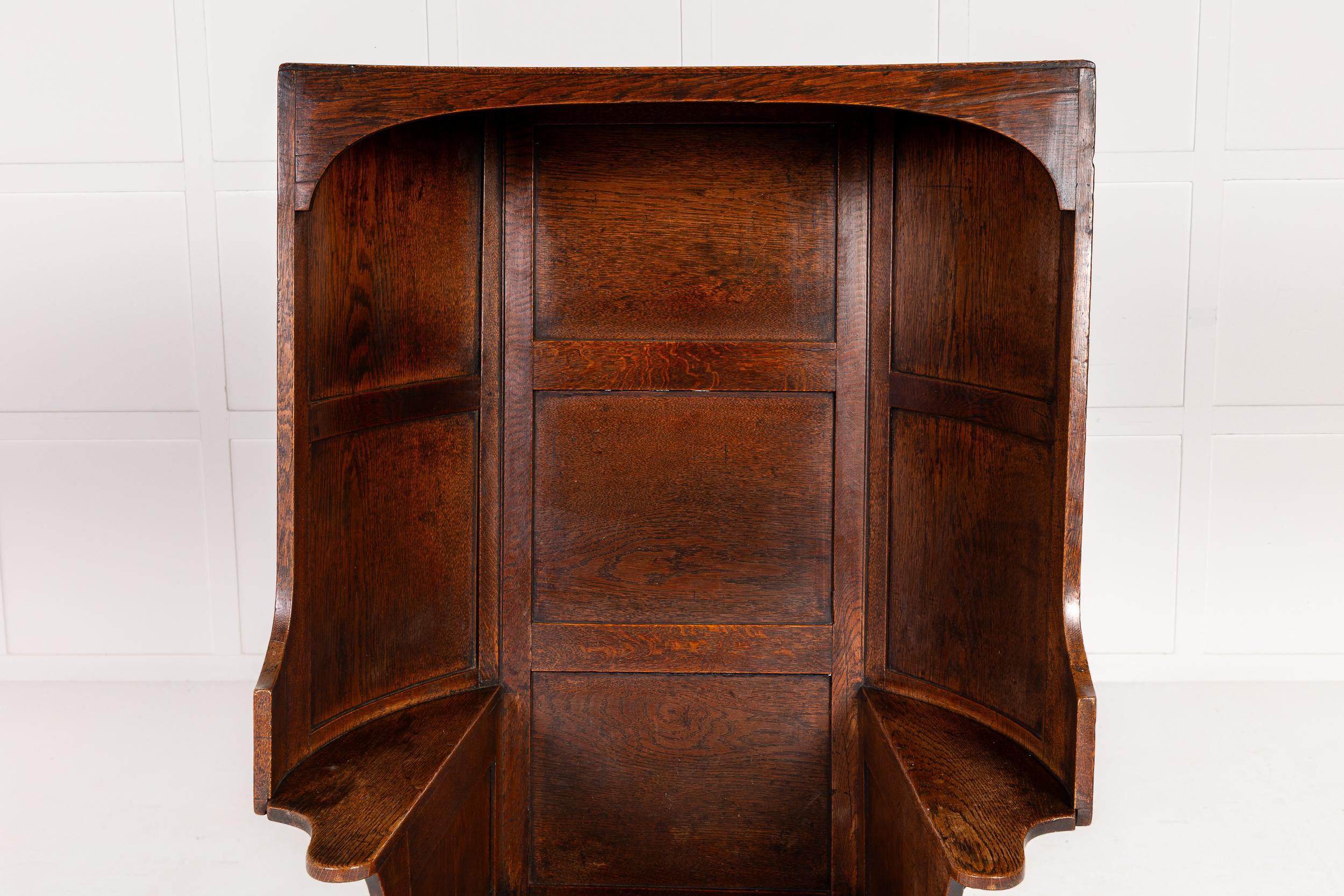 Gran silla inglesa con capucha de roble de finales del siglo XVIII siglo XVIII y antes en venta