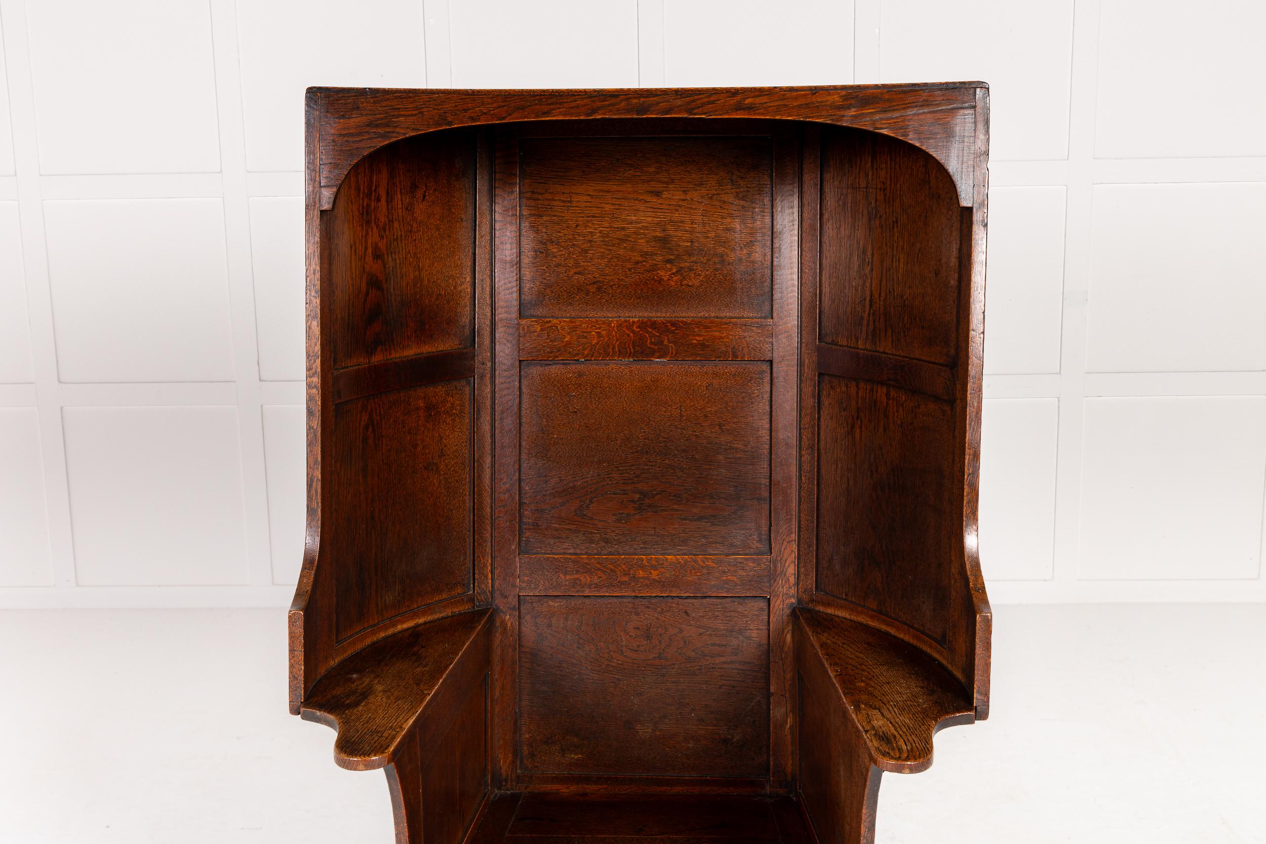 Gran silla inglesa con capucha de roble de finales del siglo XVIII Roble en venta