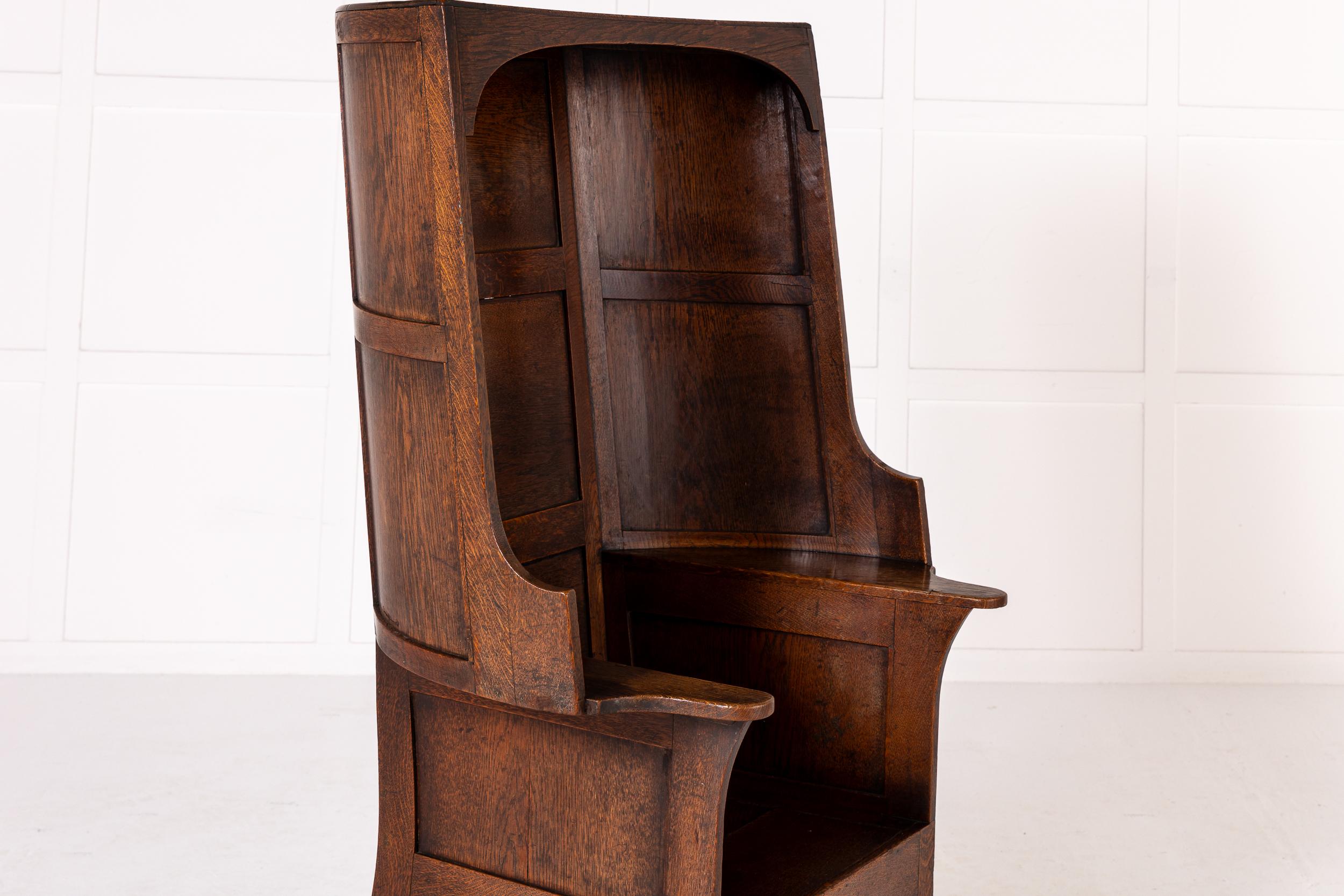 Gran silla inglesa con capucha de roble de finales del siglo XVIII en venta 3