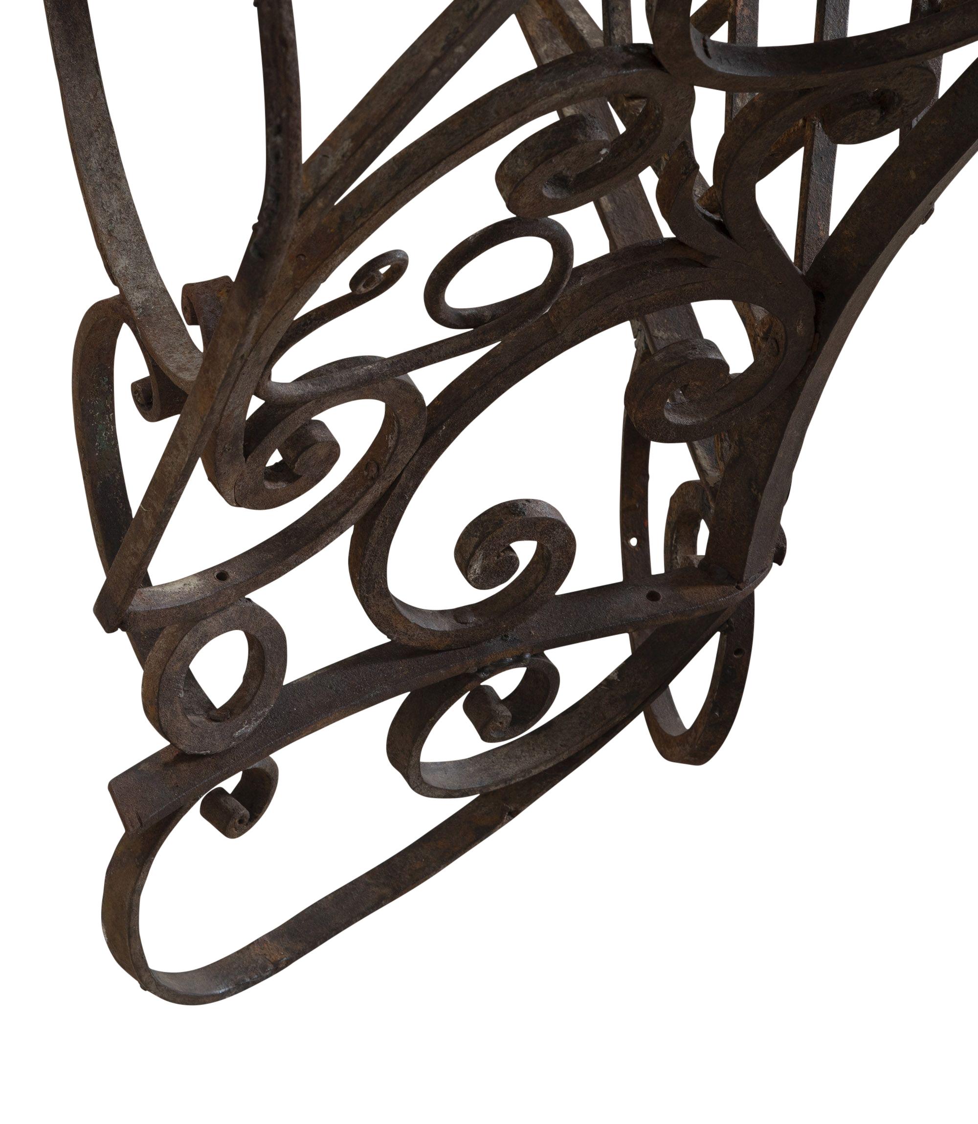 Grande console da balcone francese della fine del XVIII secolo in ferro forgiato a mano in vendita 5