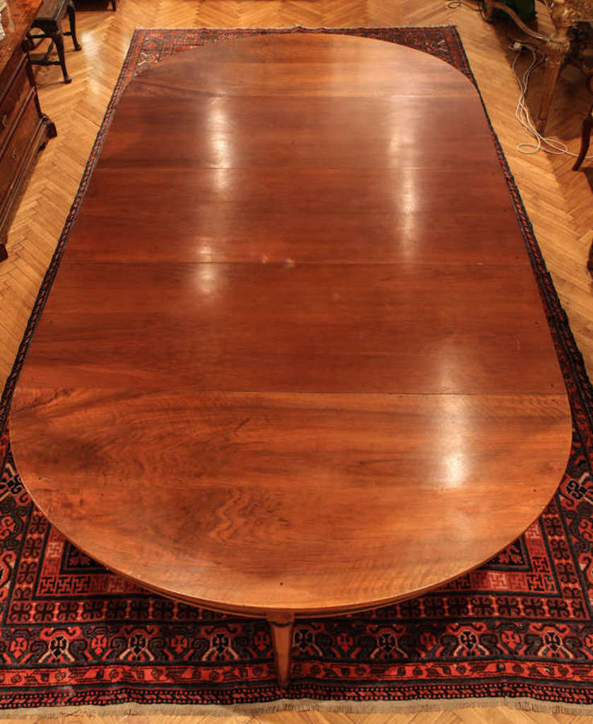 Grande table à manger ovale française du 18ème siècle en noyer à rallonge extensible Bon état - En vente à Rome, IT