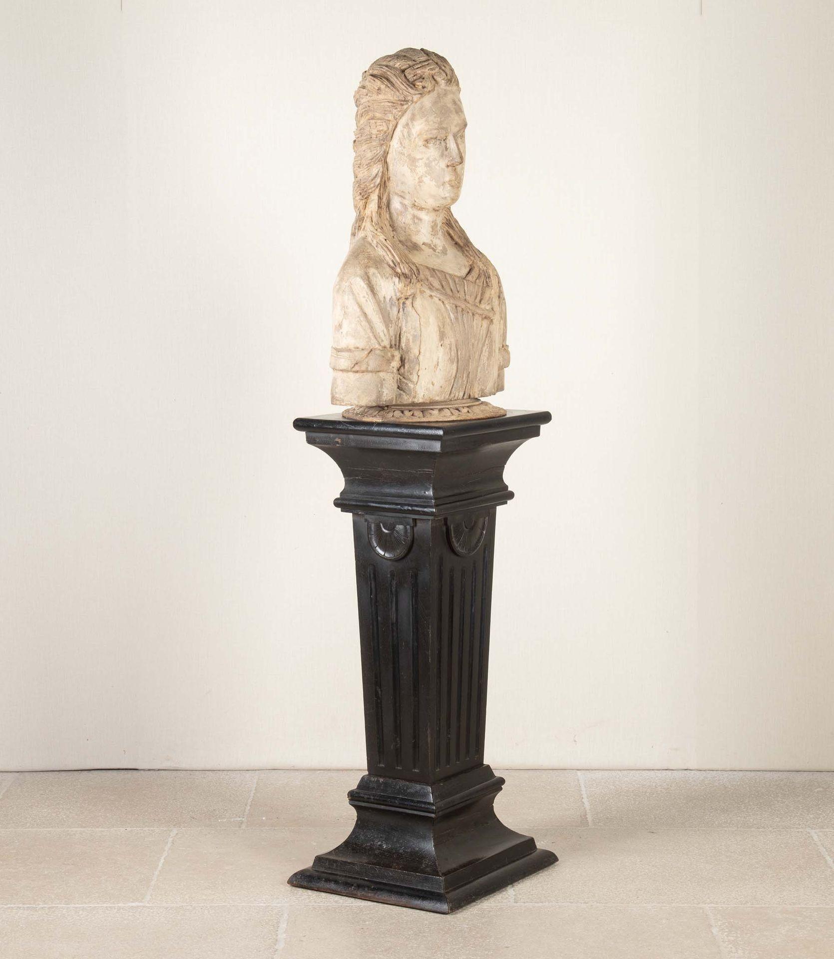 Grande polena di nave francese intagliata a mano della fine del XVIII secolo. 
Raramente sopravvissuta, questa polena proviene probabilmente da una nave mercantile della Francia meridionale. La finitura originale in gesso è rimasta intatta, ma la