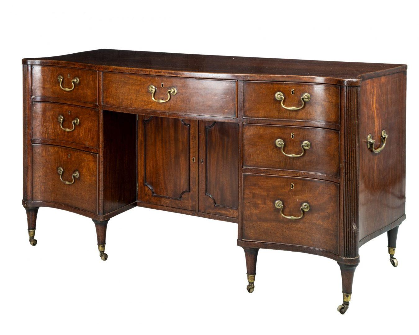 Large Late 18th Century Hepplewhite Figured Mahogany Serpentine Kneehole Desk In Good Condition In Northwich, GB