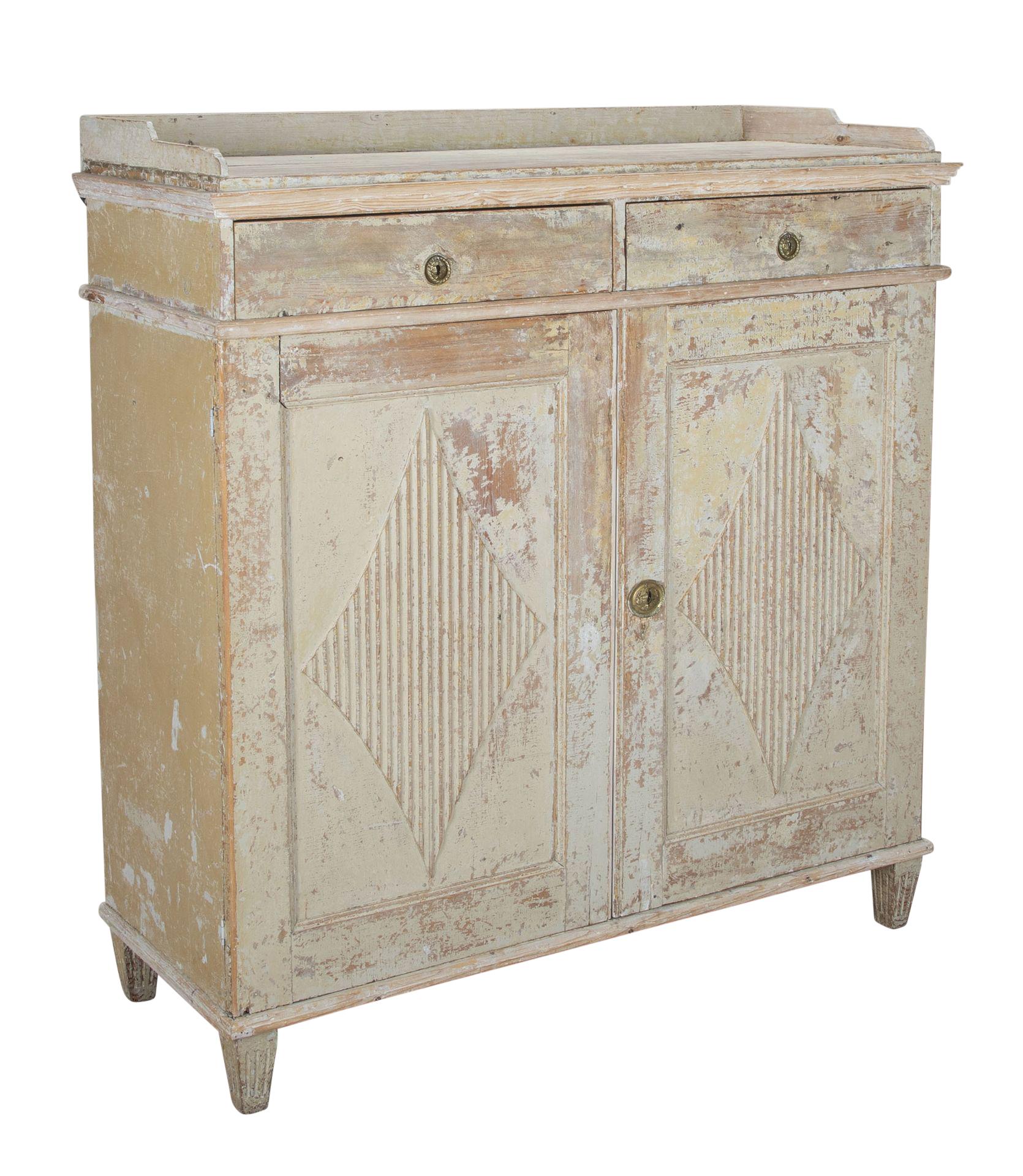 Large Late 18th Century Swedish Gustavian Buffet in Original Paint In Good Condition For Sale In Tetbury, Gloucestershire