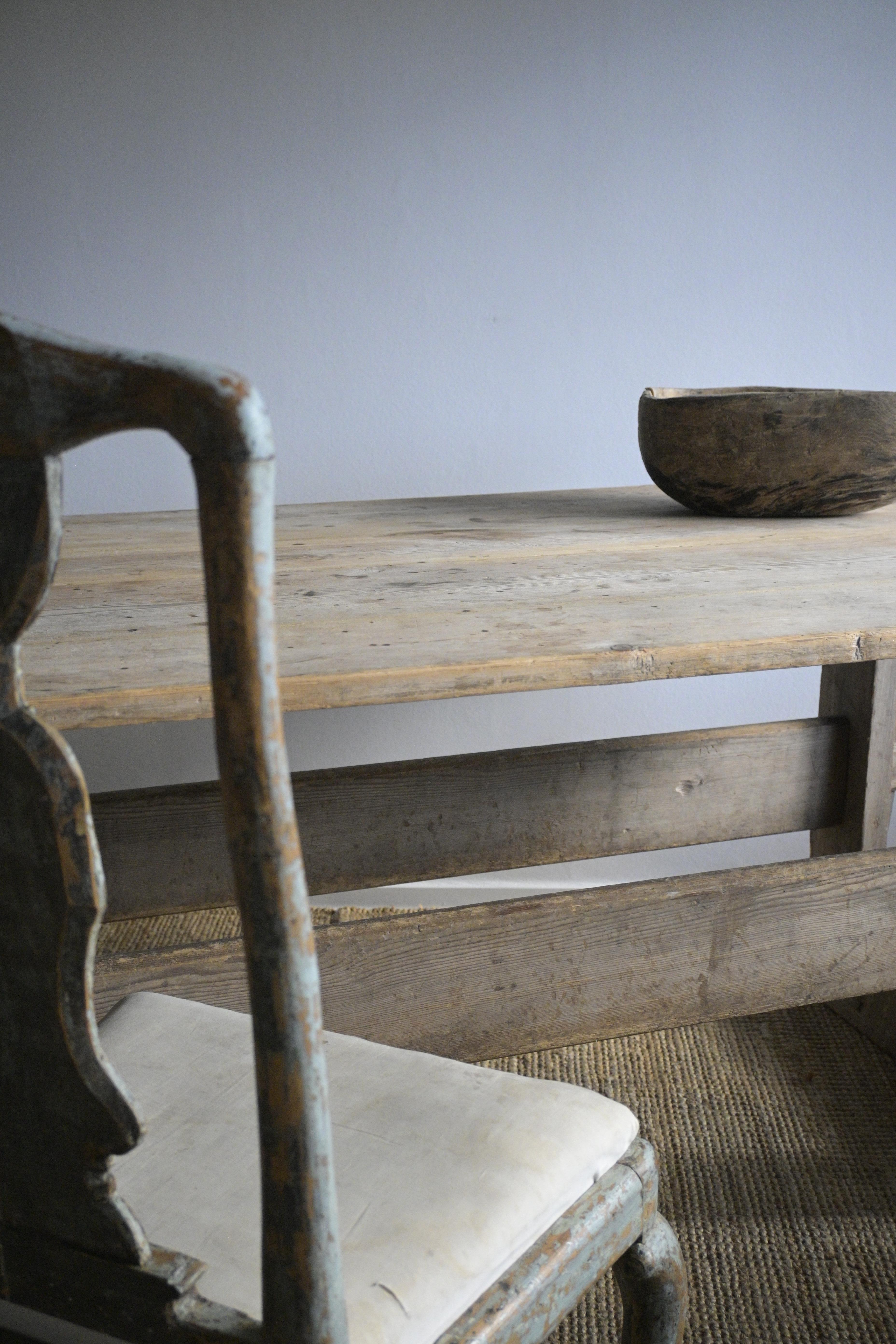 Grande table à tréteaux de la fin du XVIIIe siècle en Suède.

Sa taille et sa forme en font une grande table de salle à manger idéale, qui peut facilement accueillir 8 à 10 personnes.

Les siècles lui ont donné une belle patine.

Fabriqué en