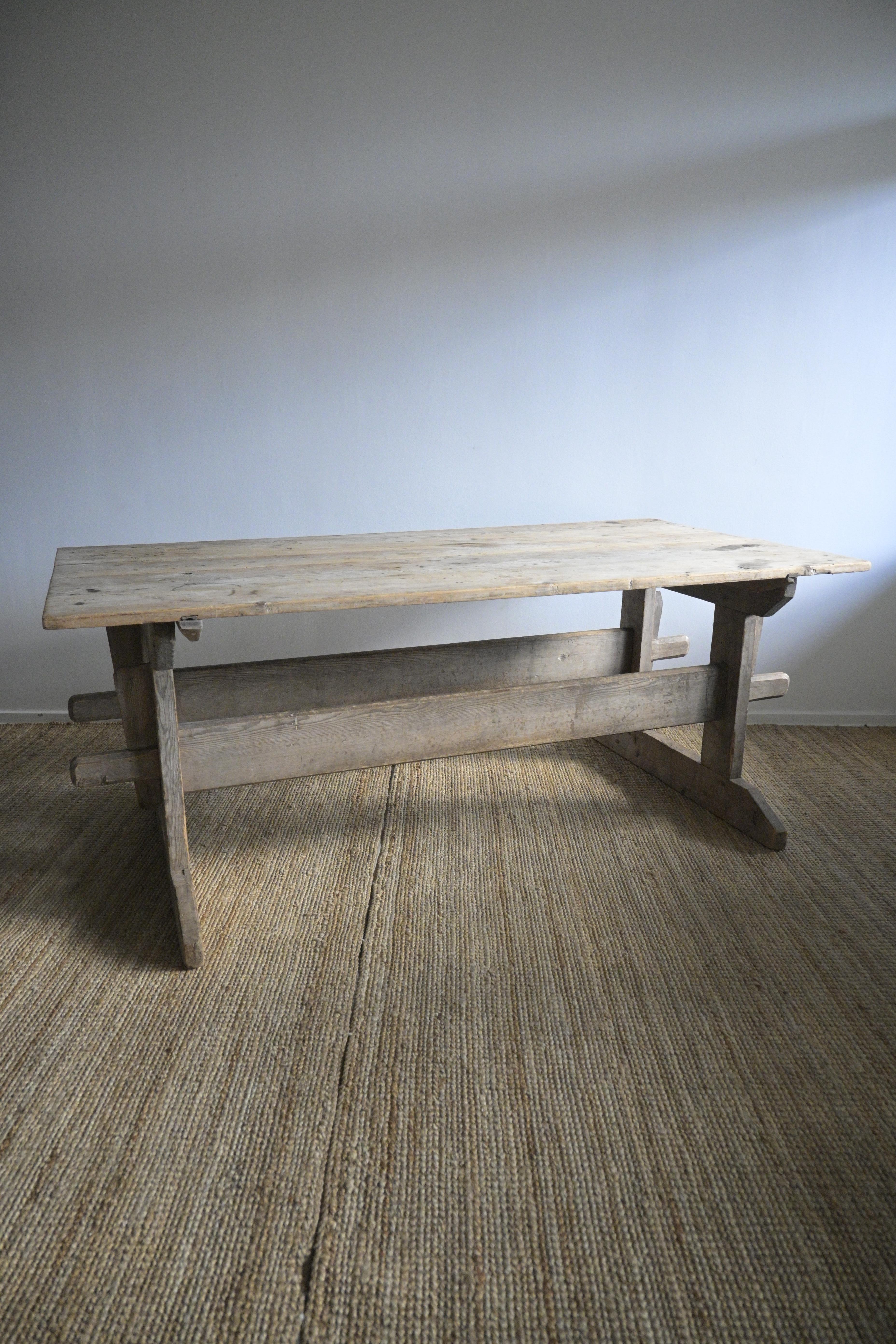 Fin du XVIIIe siècle Grande table à tréteaux de la fin du XVIIIe siècle, Suède en vente