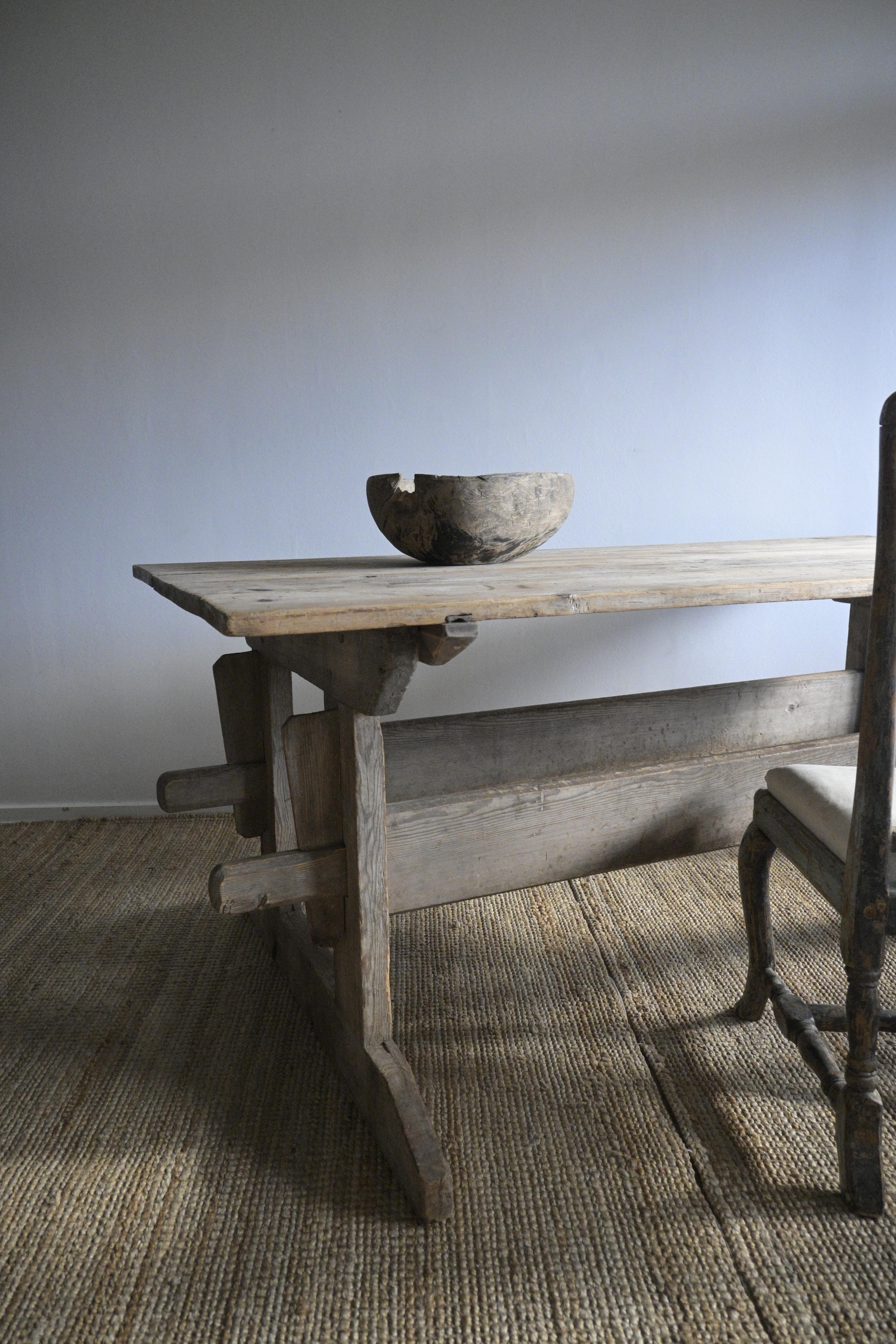Großer Trestle-Tisch aus Schweden aus dem späten 18. Jahrhundert (Kiefernholz) im Angebot