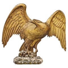 Grande scultura di aquila in legno d'orato intagliato della fine del XIX secolo