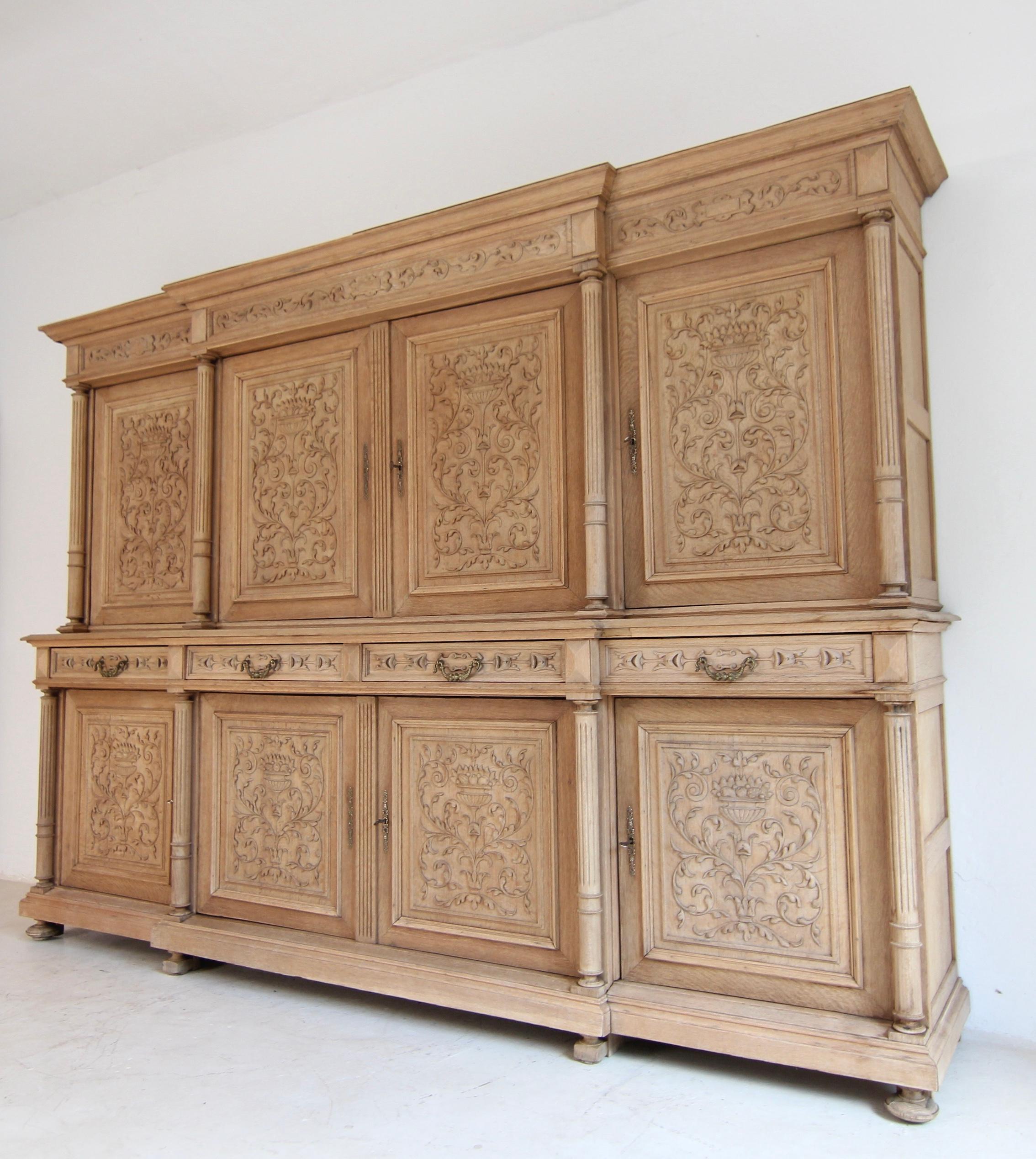 Large Late 19th Century Bleached Oak Buffet Cabinet In Good Condition For Sale In Dusseldorf, DE